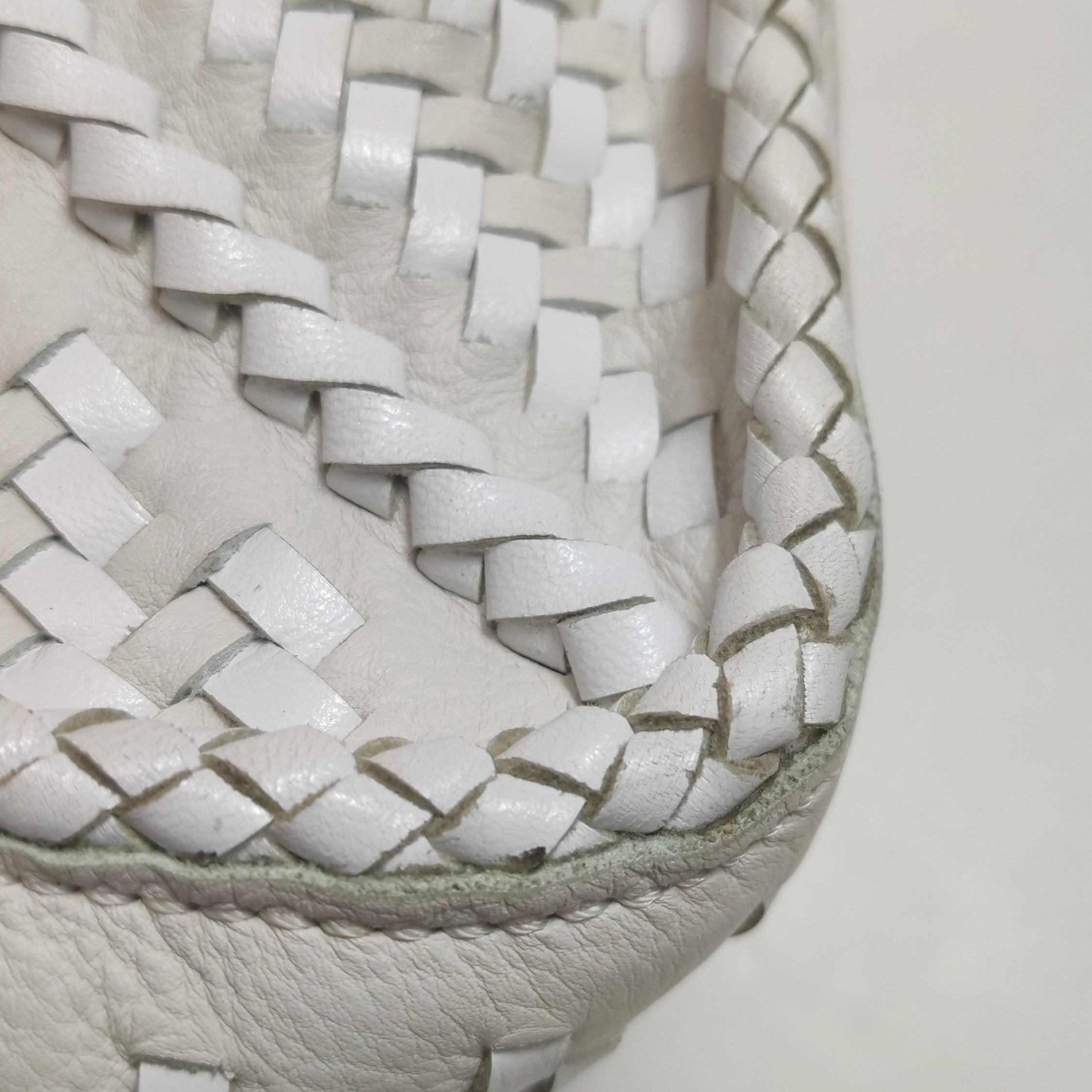 Loewe Puzzle Petit sac à bandoulière en cuir tressé blanc en vente 13