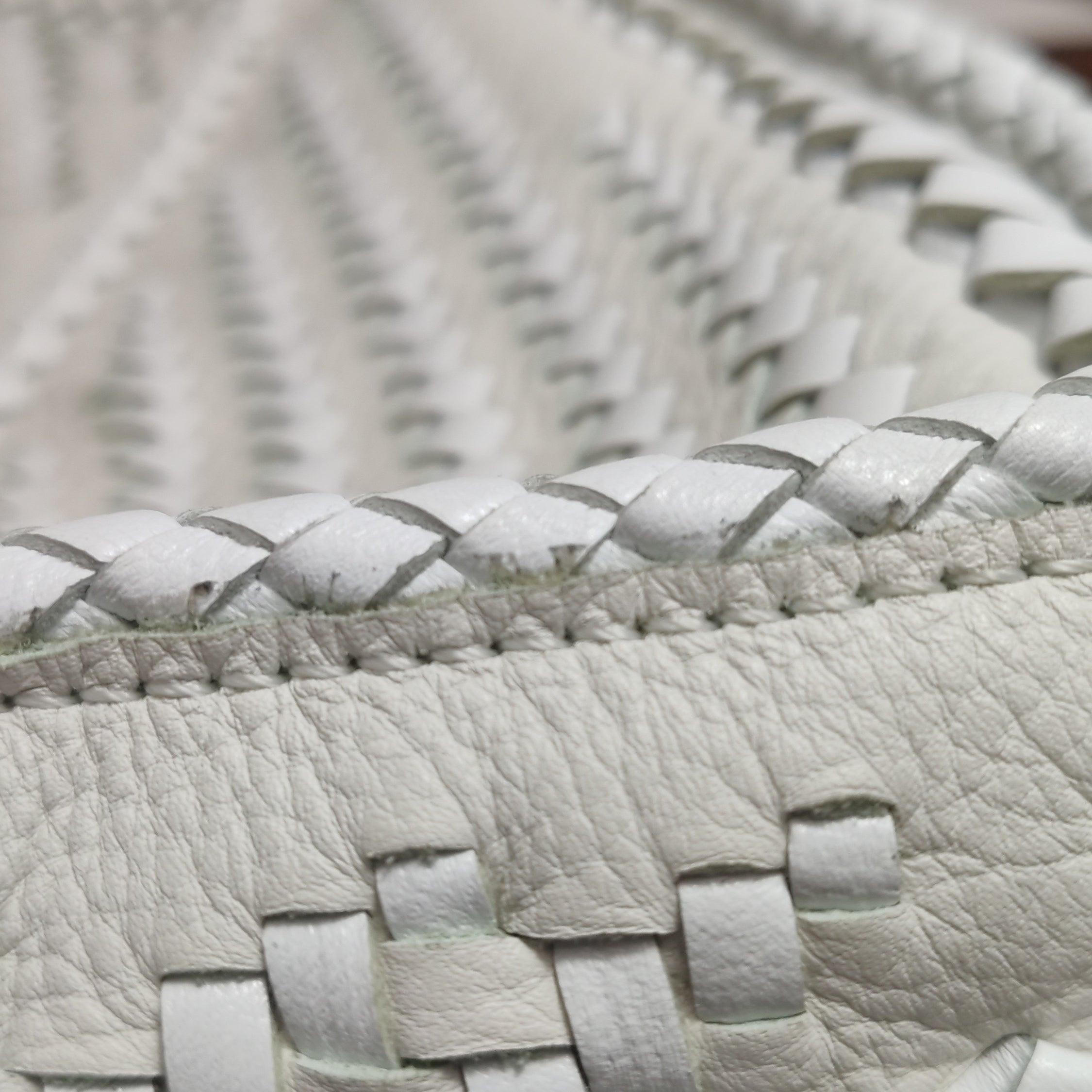 Loewe Puzzle Petit sac à bandoulière en cuir tressé blanc en vente 14