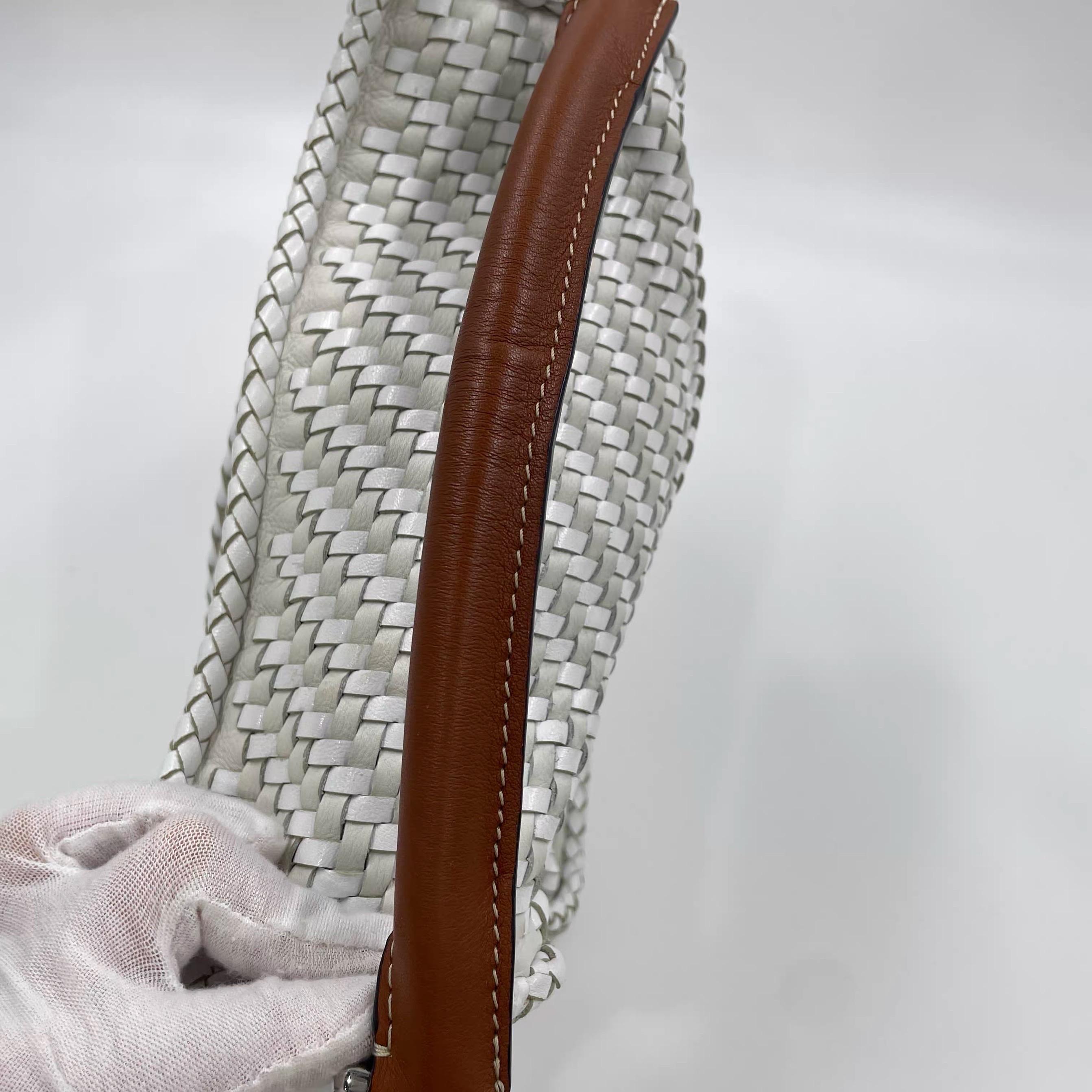 Loewe Puzzle Petit sac à bandoulière en cuir tressé blanc en vente 14
