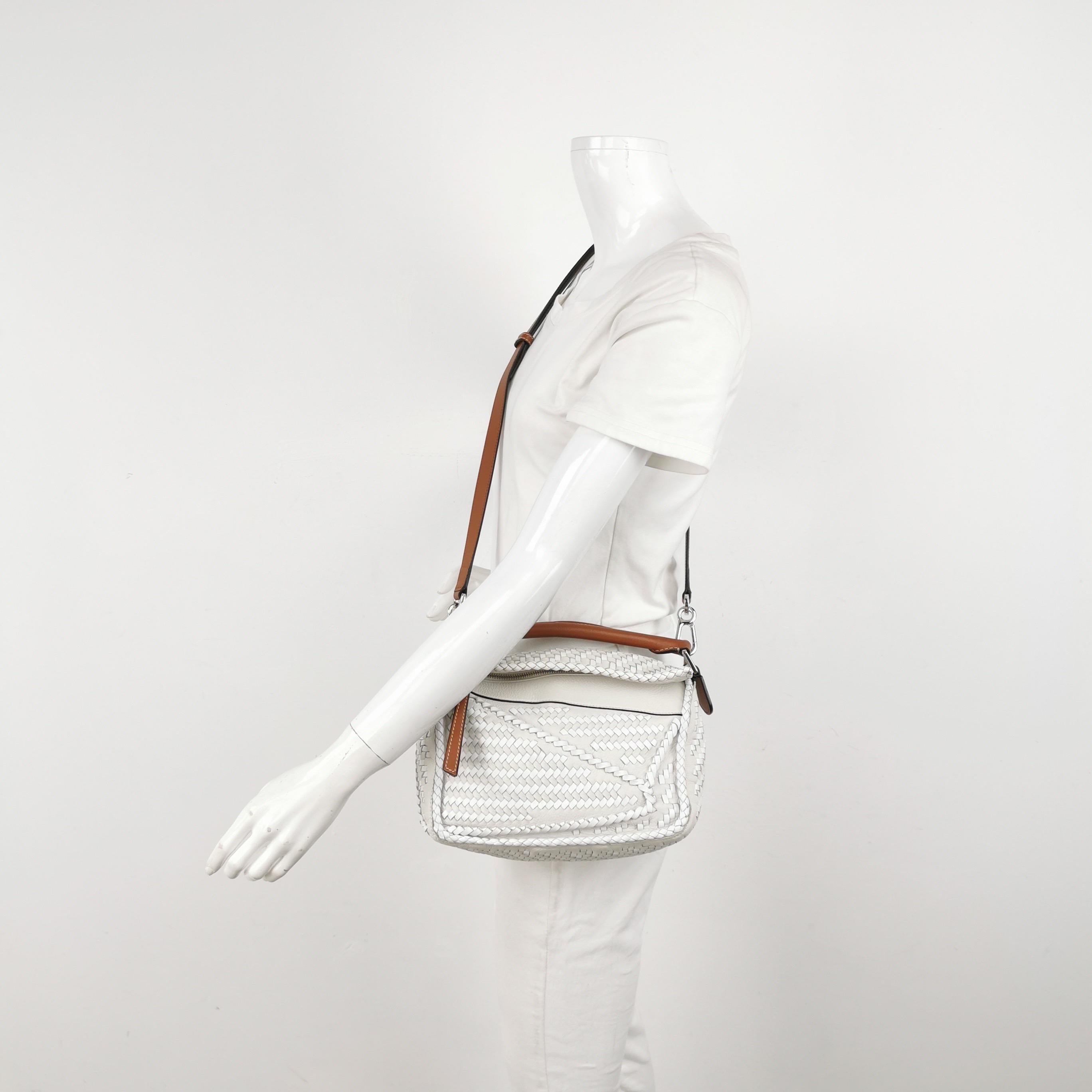 Loewe Puzzle Petit sac à bandoulière en cuir tressé blanc
Il s'agit de photos professionnelles du sac offert par Luxbags.

Confectionné de main de maître en cuir de veau de première qualité, ce sac à bandoulière est méticuleusement tissé à partir de