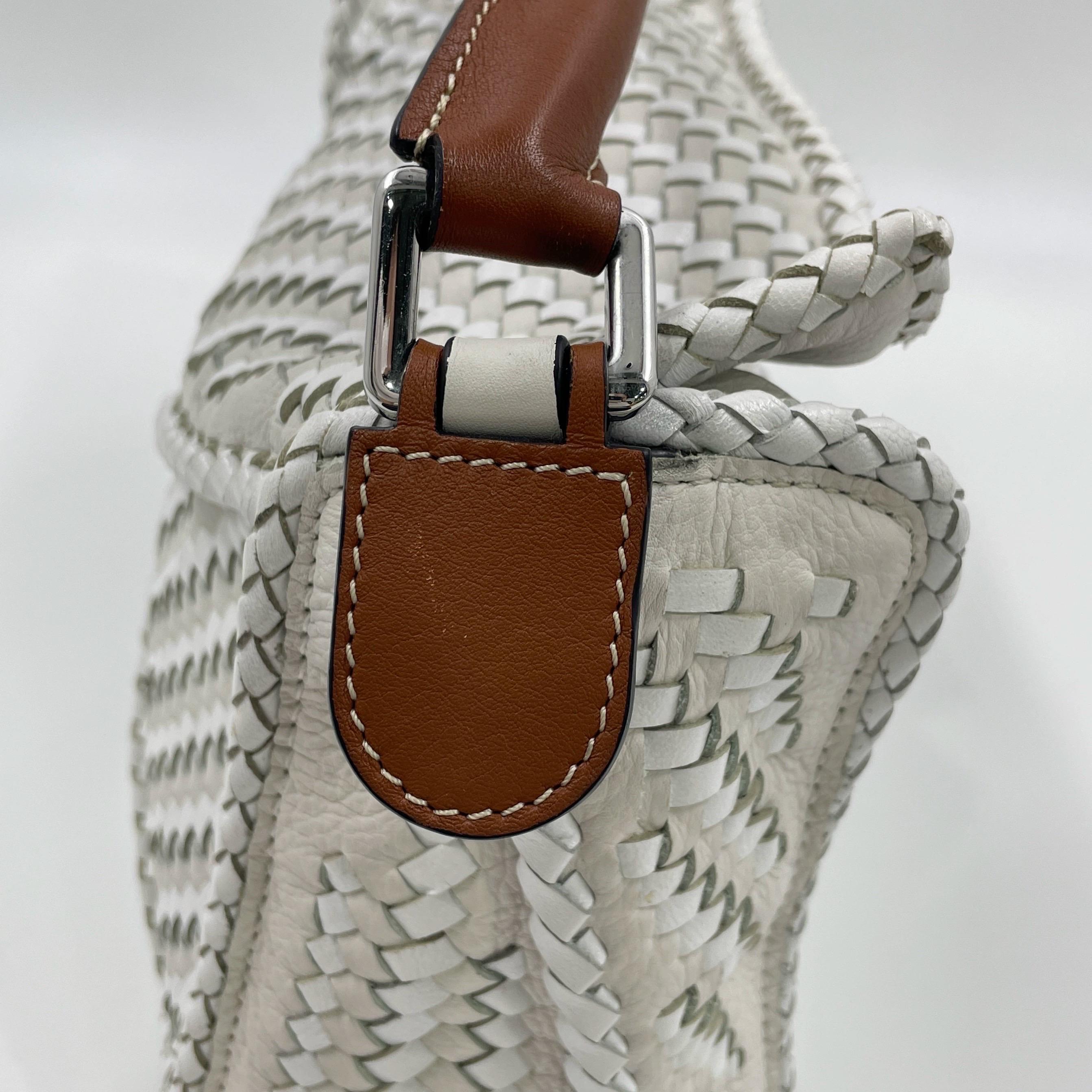 Loewe Puzzle Petit sac à bandoulière en cuir tressé blanc en vente 15