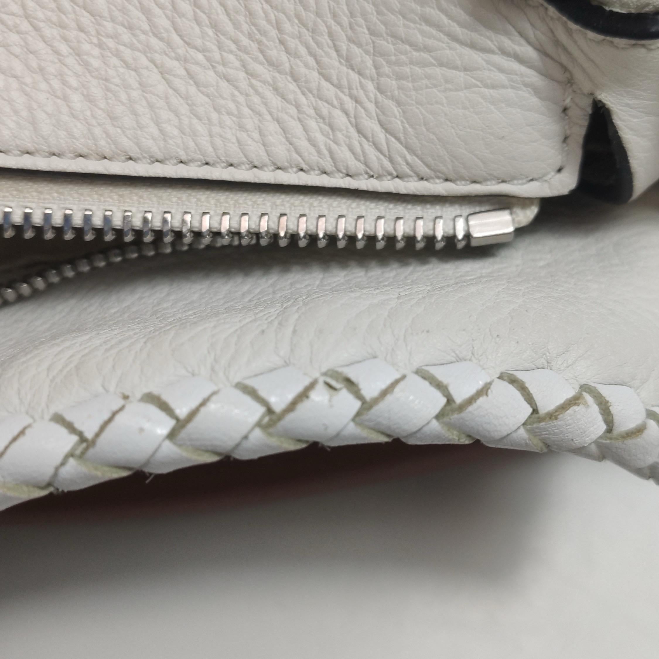 Loewe Puzzle Petit sac à bandoulière en cuir tressé blanc en vente 15
