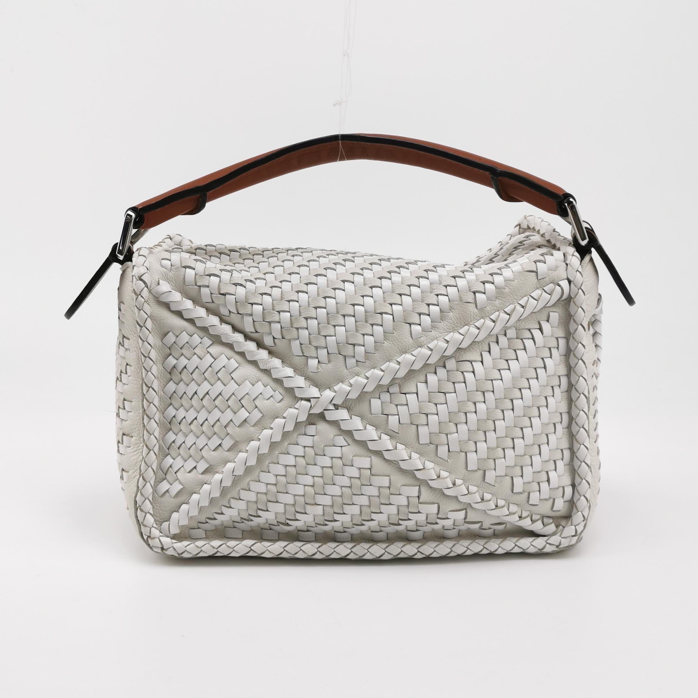 Gris Loewe Puzzle Petit sac à bandoulière en cuir tressé blanc en vente