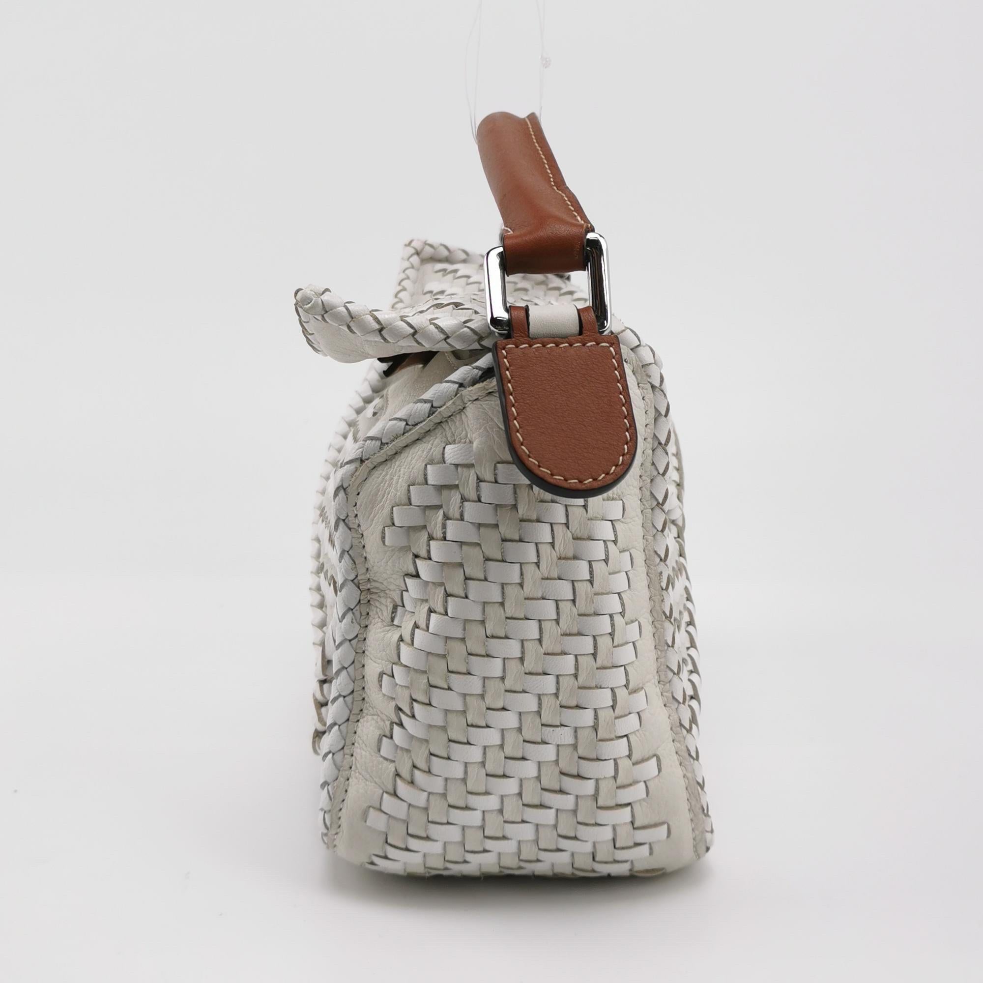 Loewe Puzzle Petit sac à bandoulière en cuir tressé blanc Excellent état - En vente à AUBERVILLIERS, FR