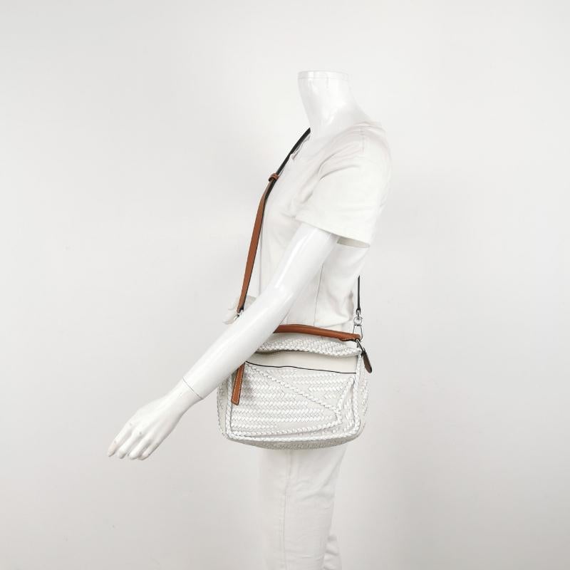 Loewe Puzzle Petit sac à bandoulière en cuir tressé blanc Pour femmes en vente