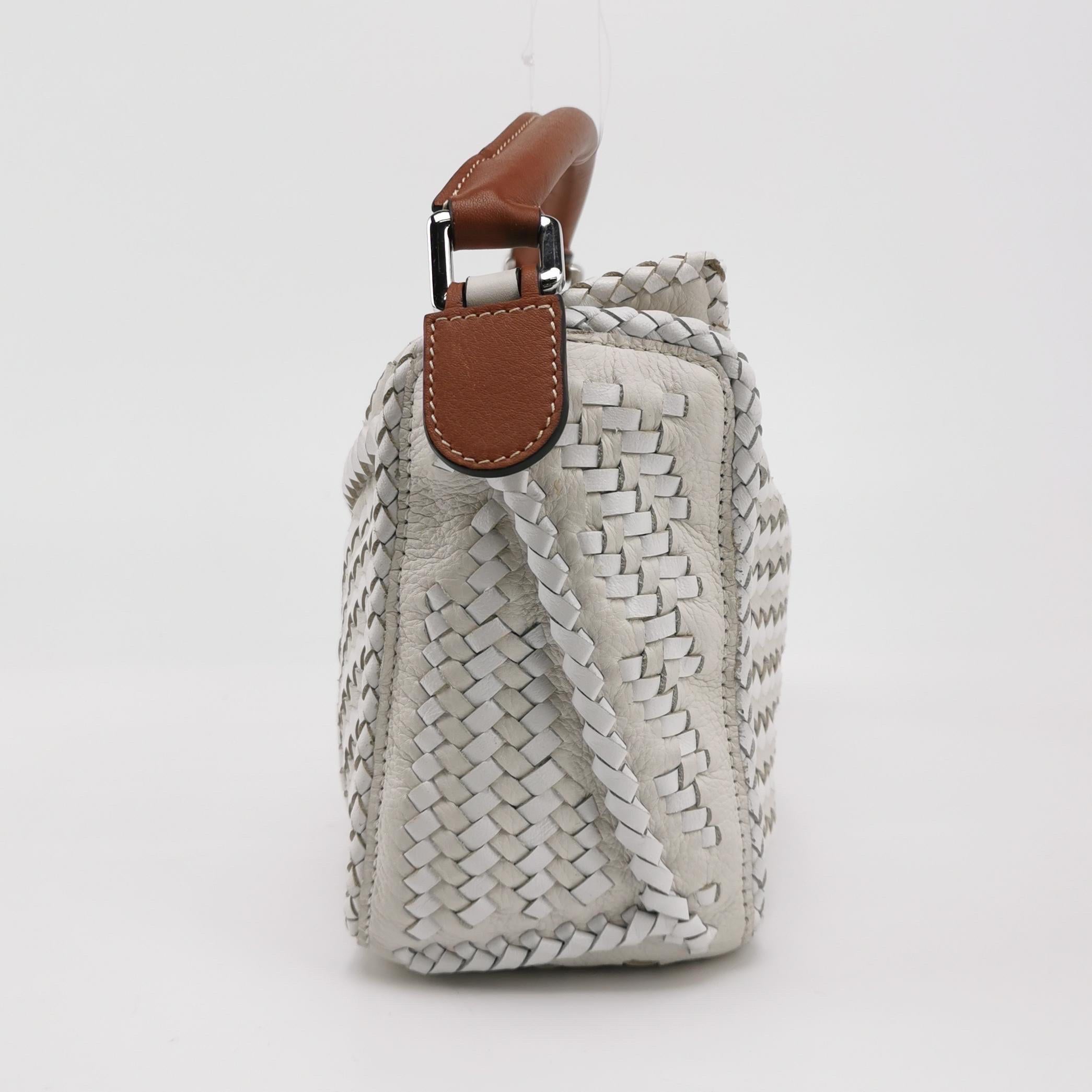 Loewe Puzzle Petit sac à bandoulière en cuir tressé blanc Pour femmes en vente