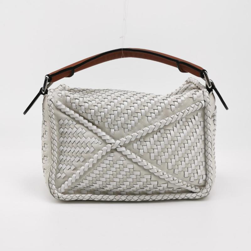 Loewe Puzzle Petit sac à bandoulière en cuir tressé blanc en vente 1