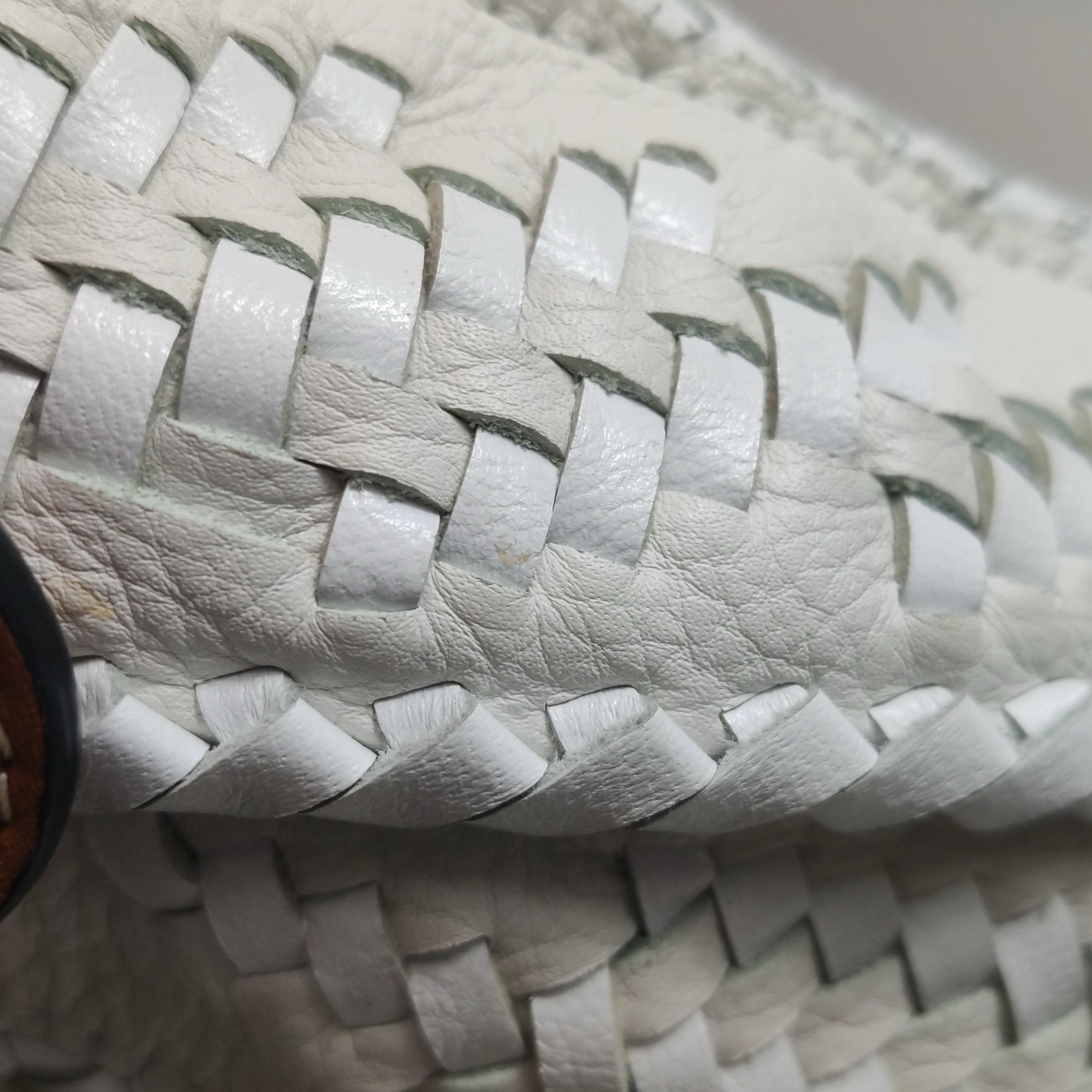 Loewe Puzzle Petit sac à bandoulière en cuir tressé blanc en vente 1