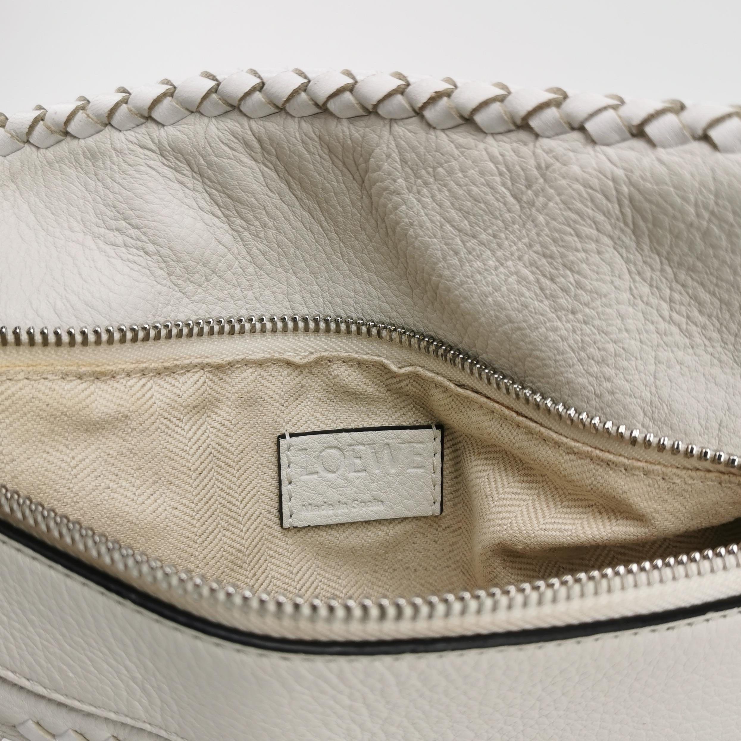 Loewe Puzzle Petit sac à bandoulière en cuir tressé blanc en vente 2