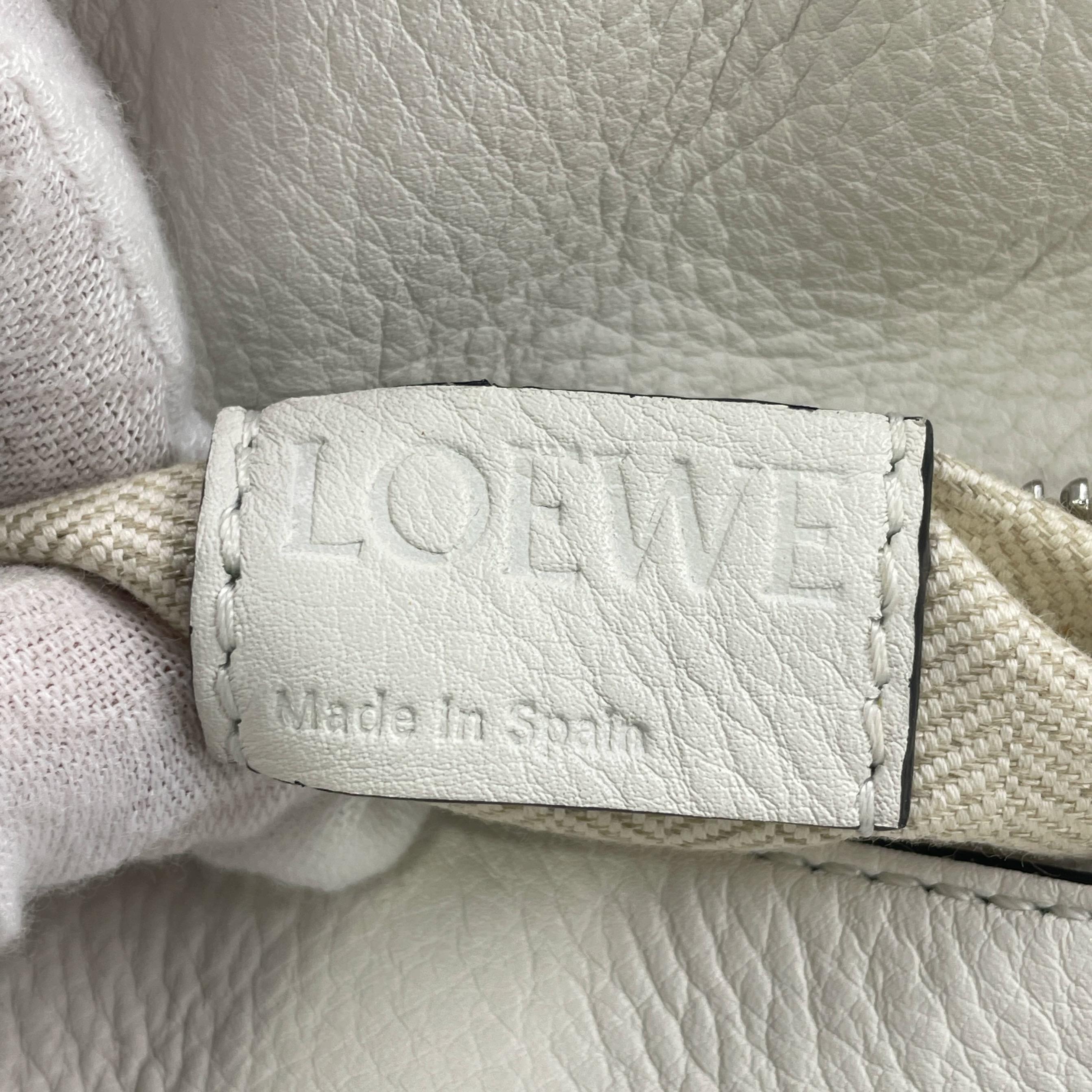 Loewe Puzzle Petit sac à bandoulière en cuir tressé blanc en vente 3