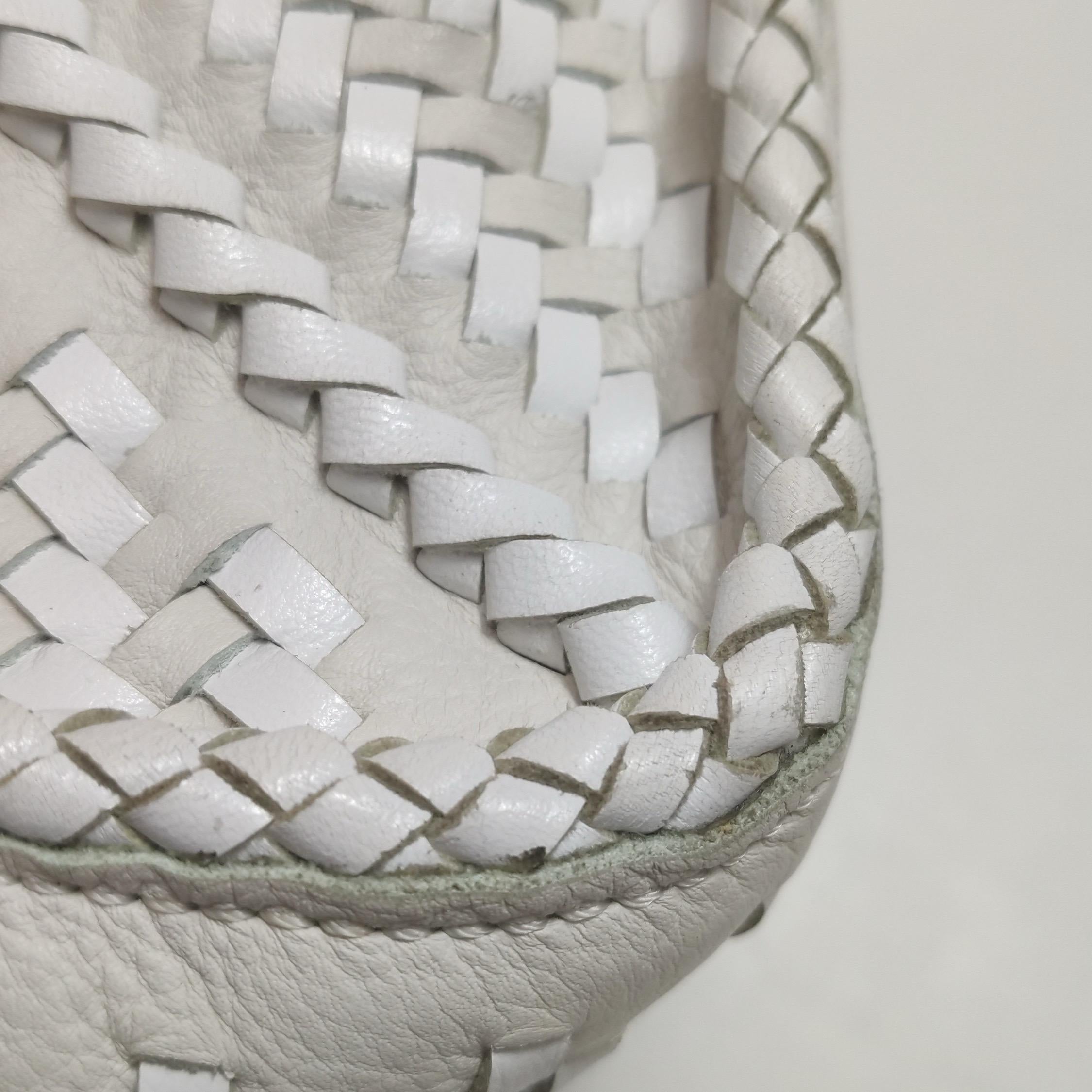 Loewe Puzzle Petit sac à bandoulière en cuir tressé blanc en vente 3