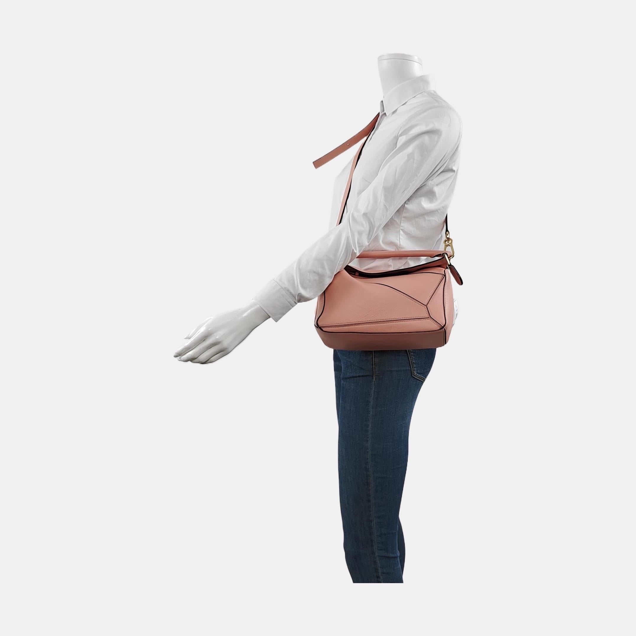 Loewe's Puzzle bag is a timeless classic cult piece. Crafted from supple calfskin leather and finished with silver hardware and signature origami-inspired panels, this bag is versatile and stylish.

CONDITION: VERY GOOD

This preloved item is in