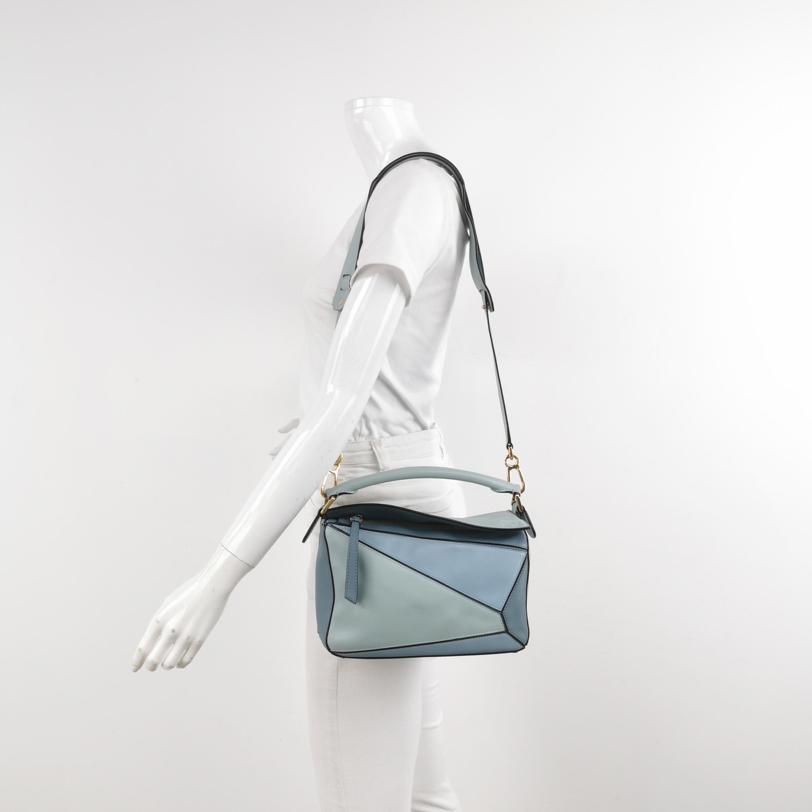 El bolso Puzzle de Loewe es una pieza de culto clásica e intemporal. Fabricado en flexible piel de becerro y acabado con herrajes plateados y los característicos paneles inspirados en el origami, este bolso es versátil y elegante. 

ESTADO: MUY