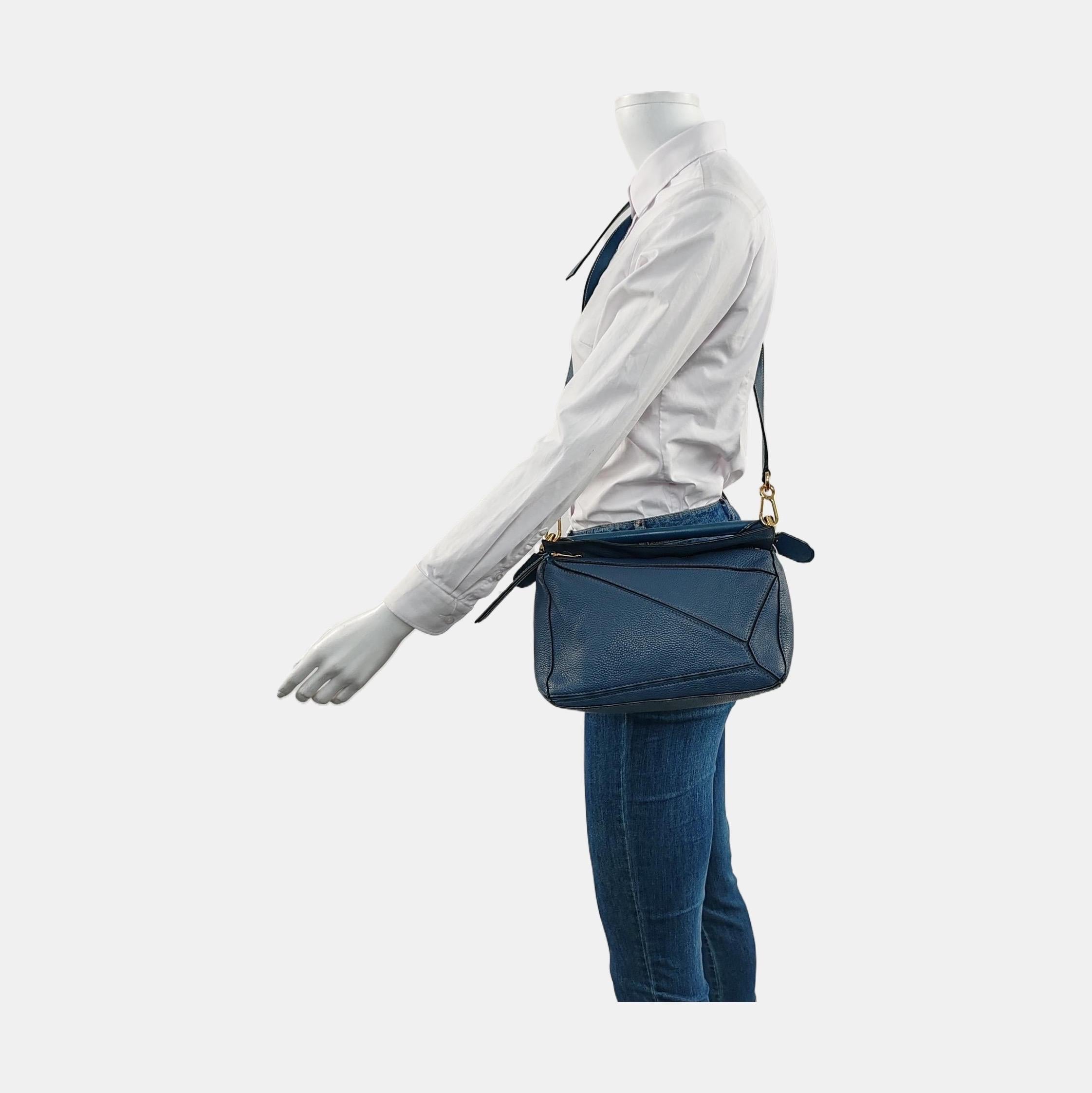 Loewe's Puzzle bag is a timeless classic cult piece. Crafted from supple calfskin leather and finished with silver hardware and signature origami-inspired panels, this bag is versatile and stylish.

CONDITION: VERY GOOD

This preloved item is in