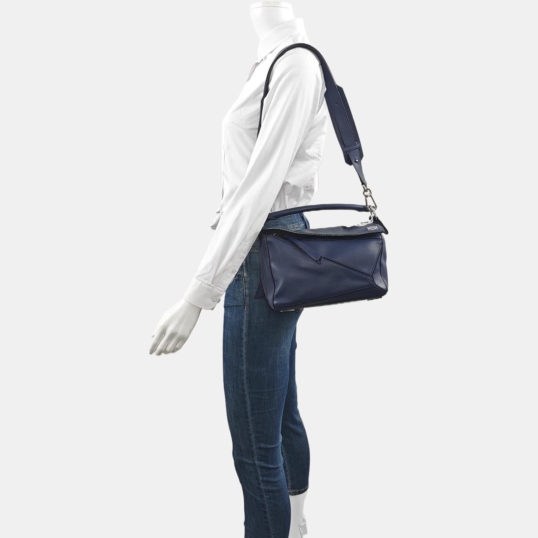 Loewe Sac en cuir de veau Puzzle Small Navy
Il s'agit de photos professionnelles du sac offert par Luxbags.

Le sac Puzzle de Loewe est un classique intemporel et culte. Confectionné en cuir de veau souple, ce sac est polyvalent et élégant. Il est