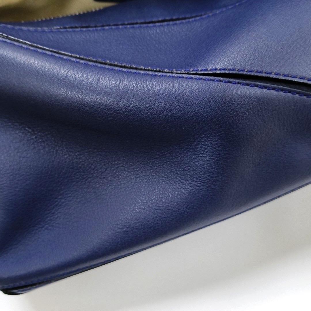 Loewe Sac en cuir de veau Puzzle Small Navy en vente 2