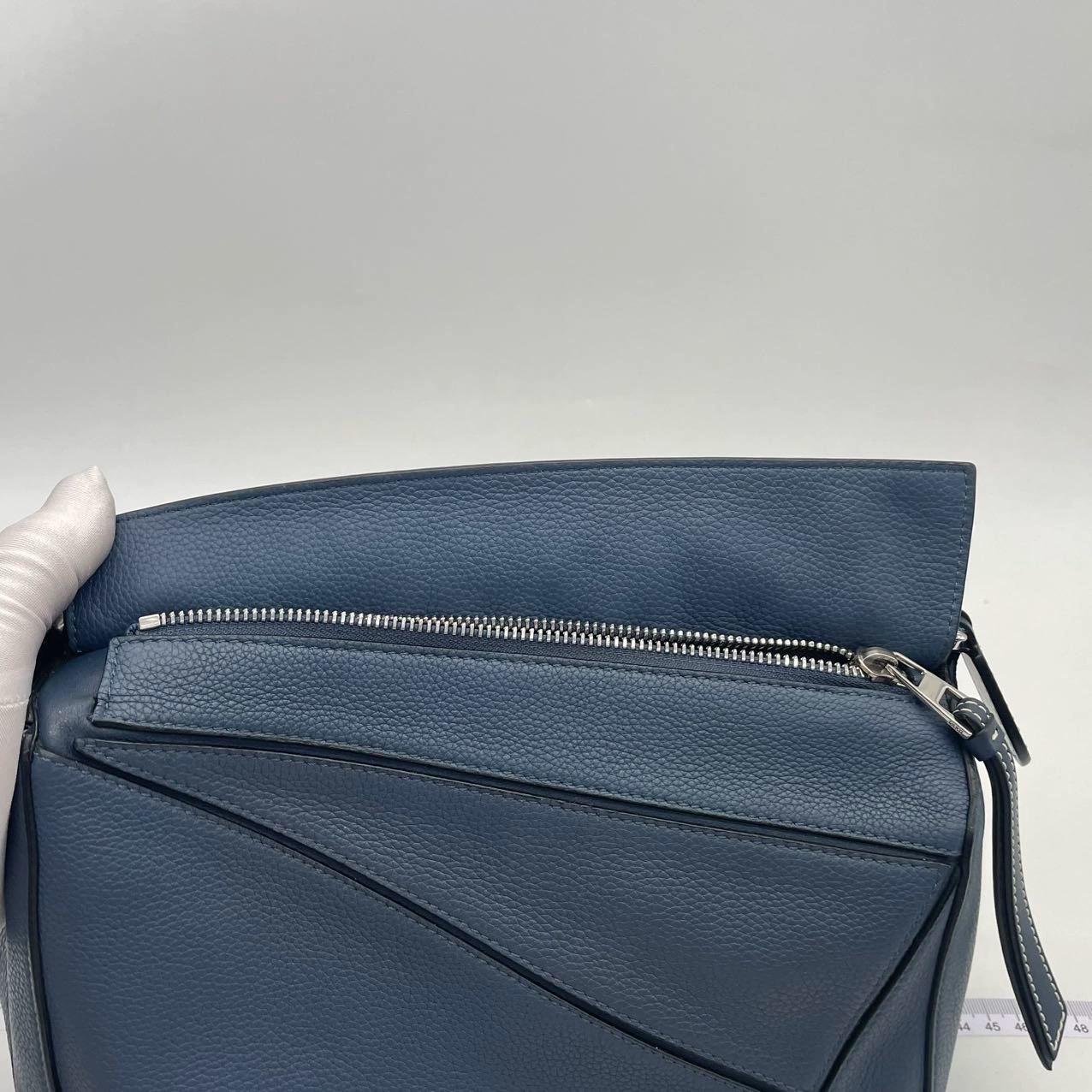 Loewe Puzzle Small Navy Tasche aus genarbtem Kalbsleder im Angebot 8