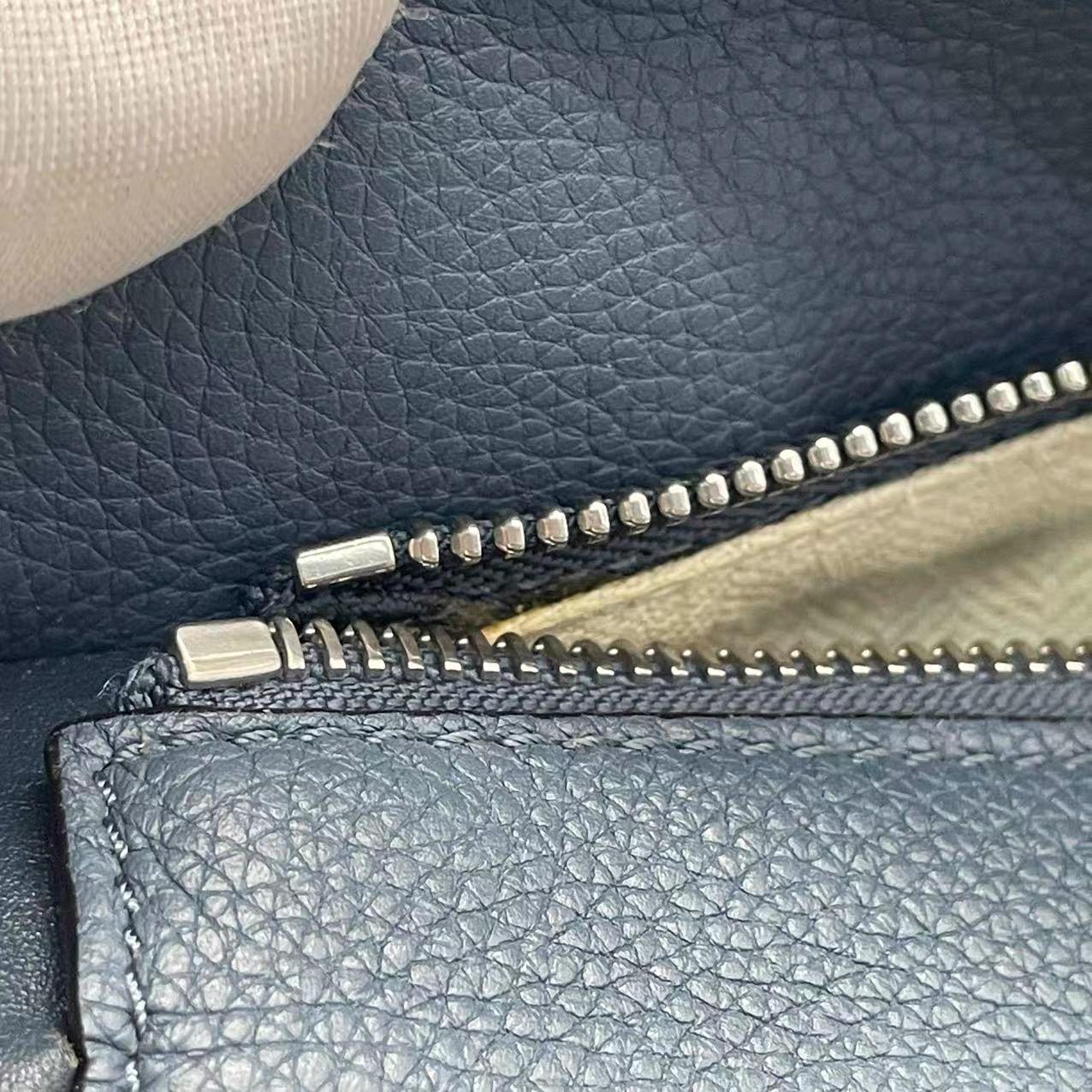 Loewe Puzzle Small Navy Tasche aus genarbtem Kalbsleder im Angebot 9