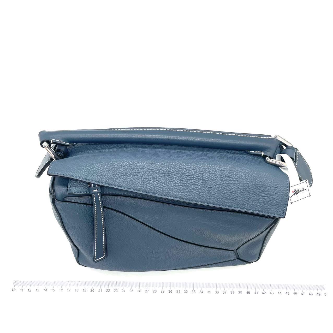 Loewe Puzzle Small Navy Tasche aus genarbtem Kalbsleder (Grau) im Angebot