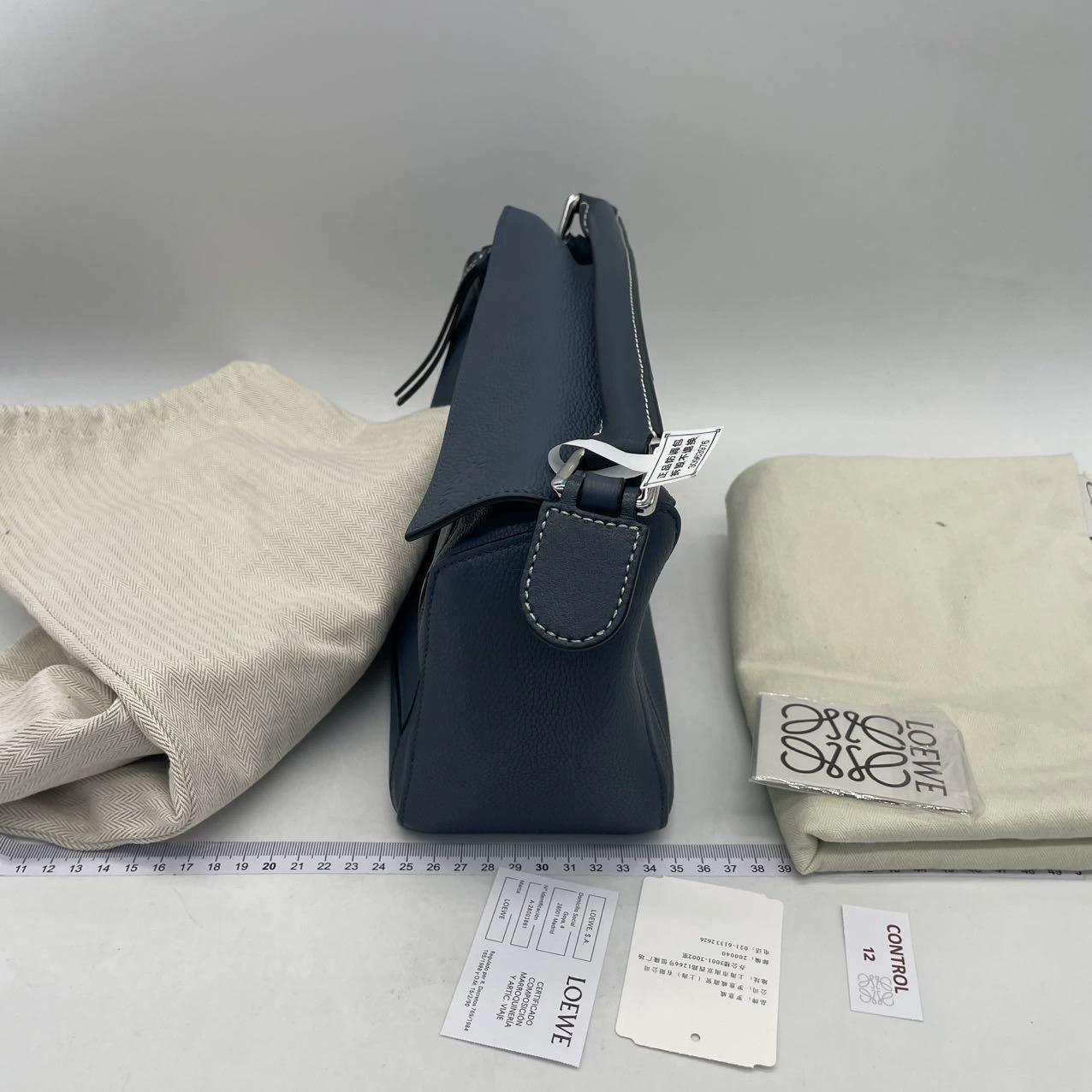 Loewe Puzzle Small Navy Tasche aus genarbtem Kalbsleder im Angebot 2