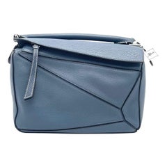 Loewe Puzzle Small Navy Tasche aus genarbtem Kalbsleder