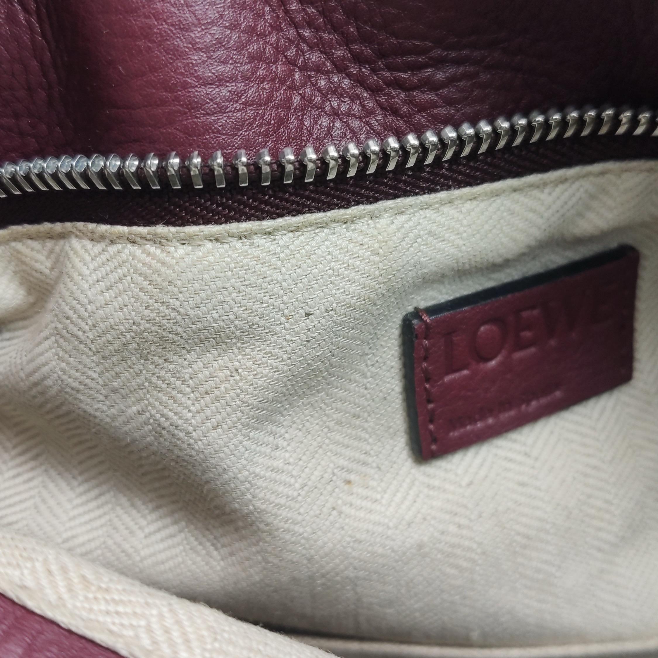 Loewe Puzzle Piccola Borsa a tracolla a strisce rosa e borgogna in vendita 7