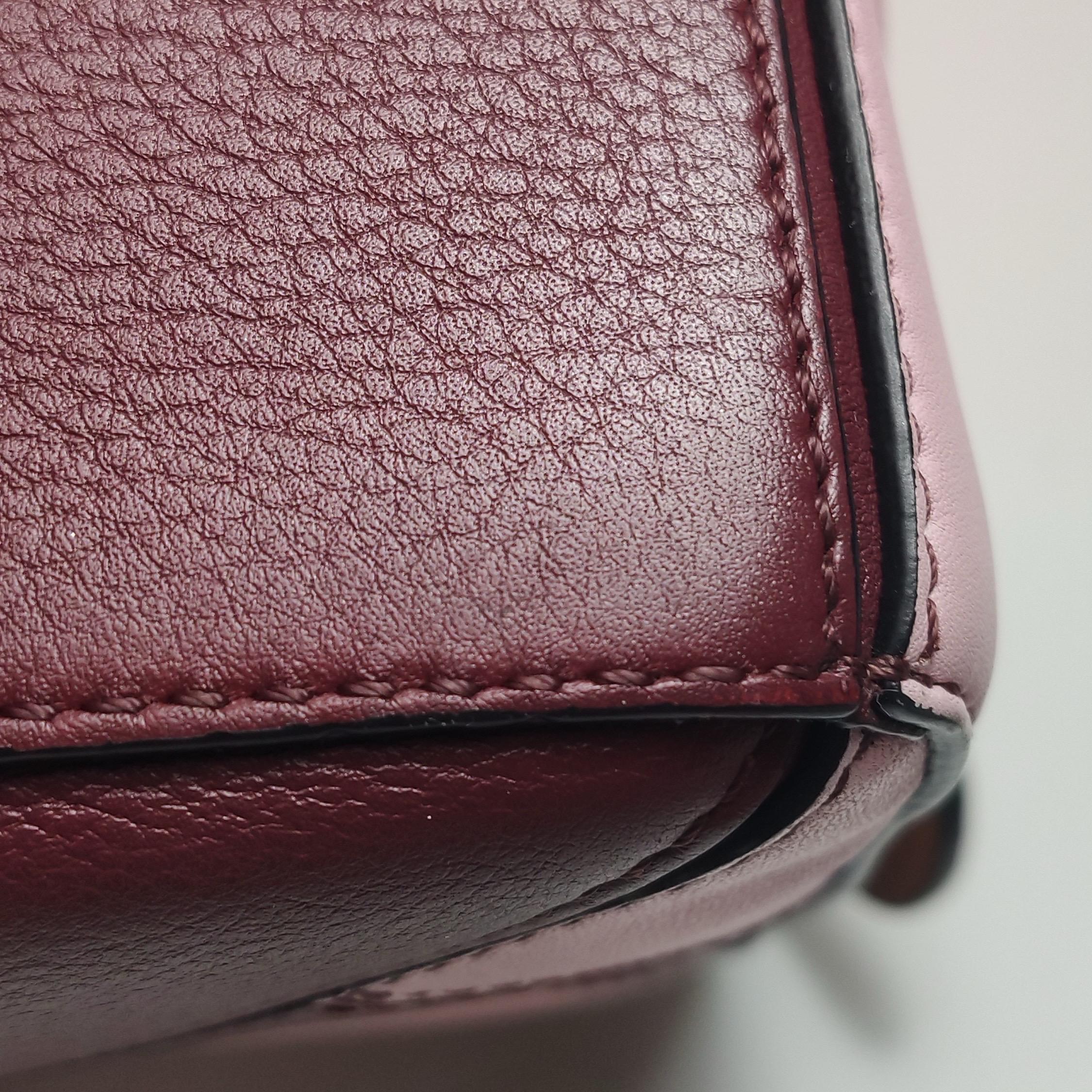 Loewe Puzzle Piccola Borsa a tracolla a strisce rosa e borgogna in vendita 13