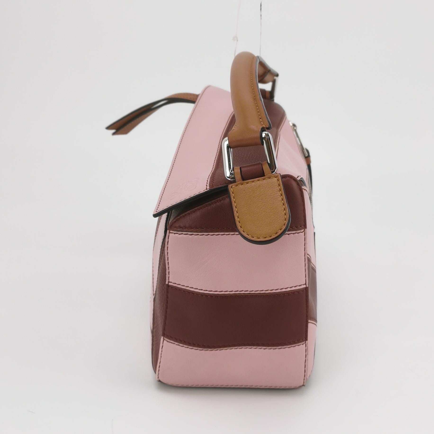 Rosso Loewe Puzzle Piccola Borsa a tracolla a strisce rosa e borgogna in vendita