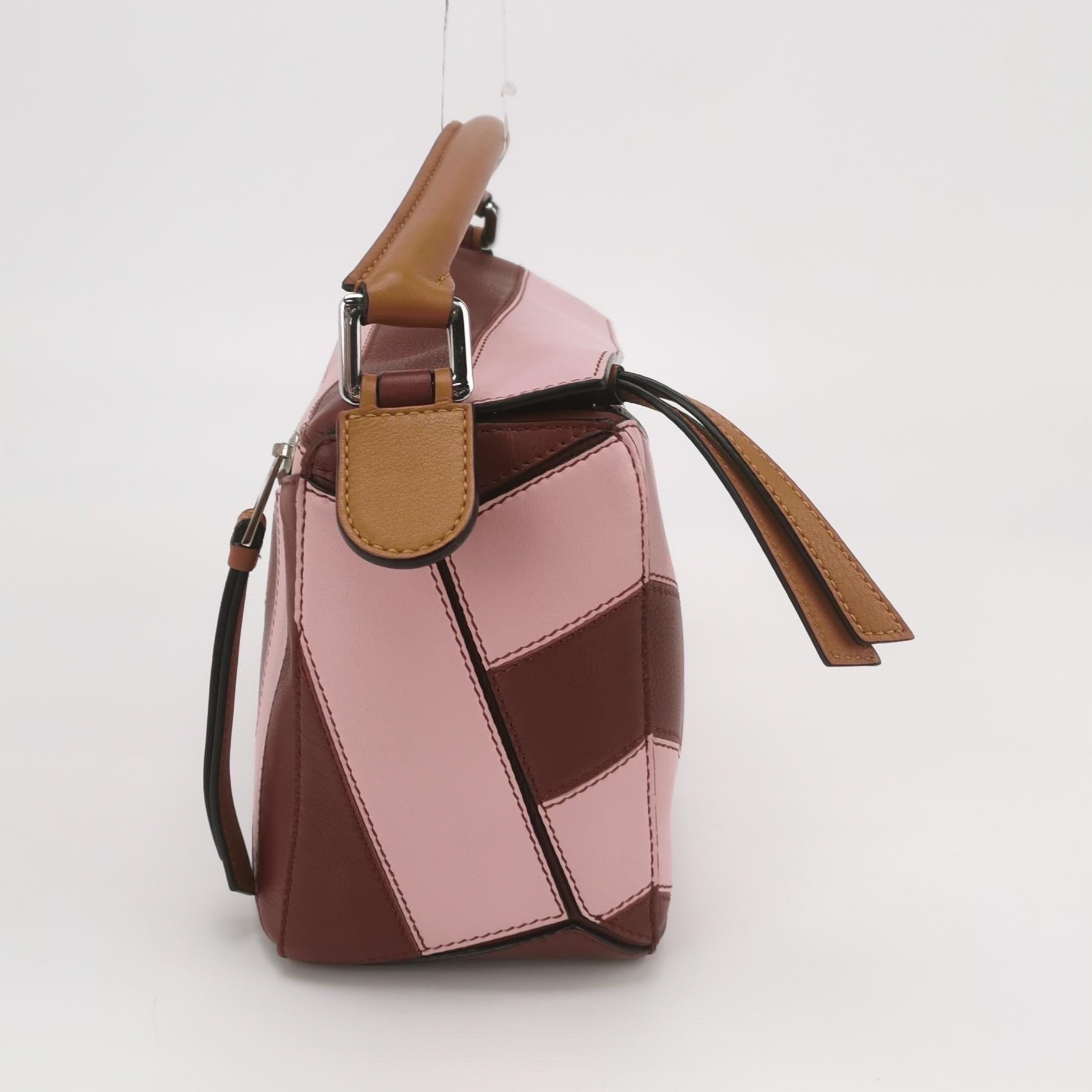 Loewe Puzzle Piccola Borsa a tracolla a strisce rosa e borgogna In condizioni ottime in vendita a AUBERVILLIERS, FR