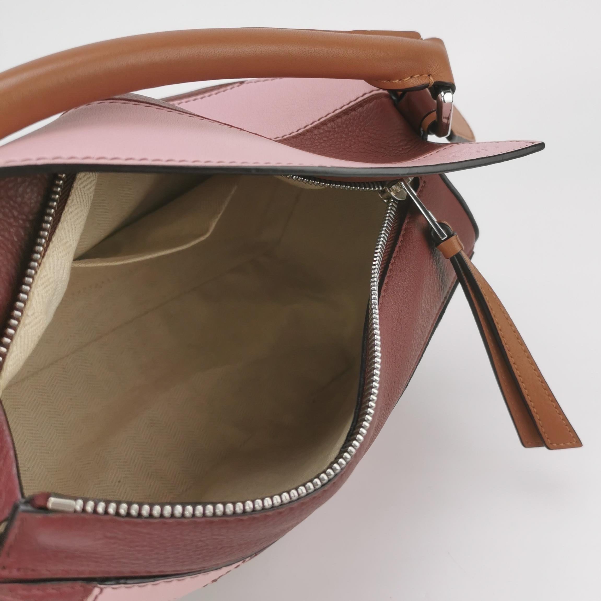 Donna Loewe Puzzle Piccola Borsa a tracolla a strisce rosa e borgogna in vendita