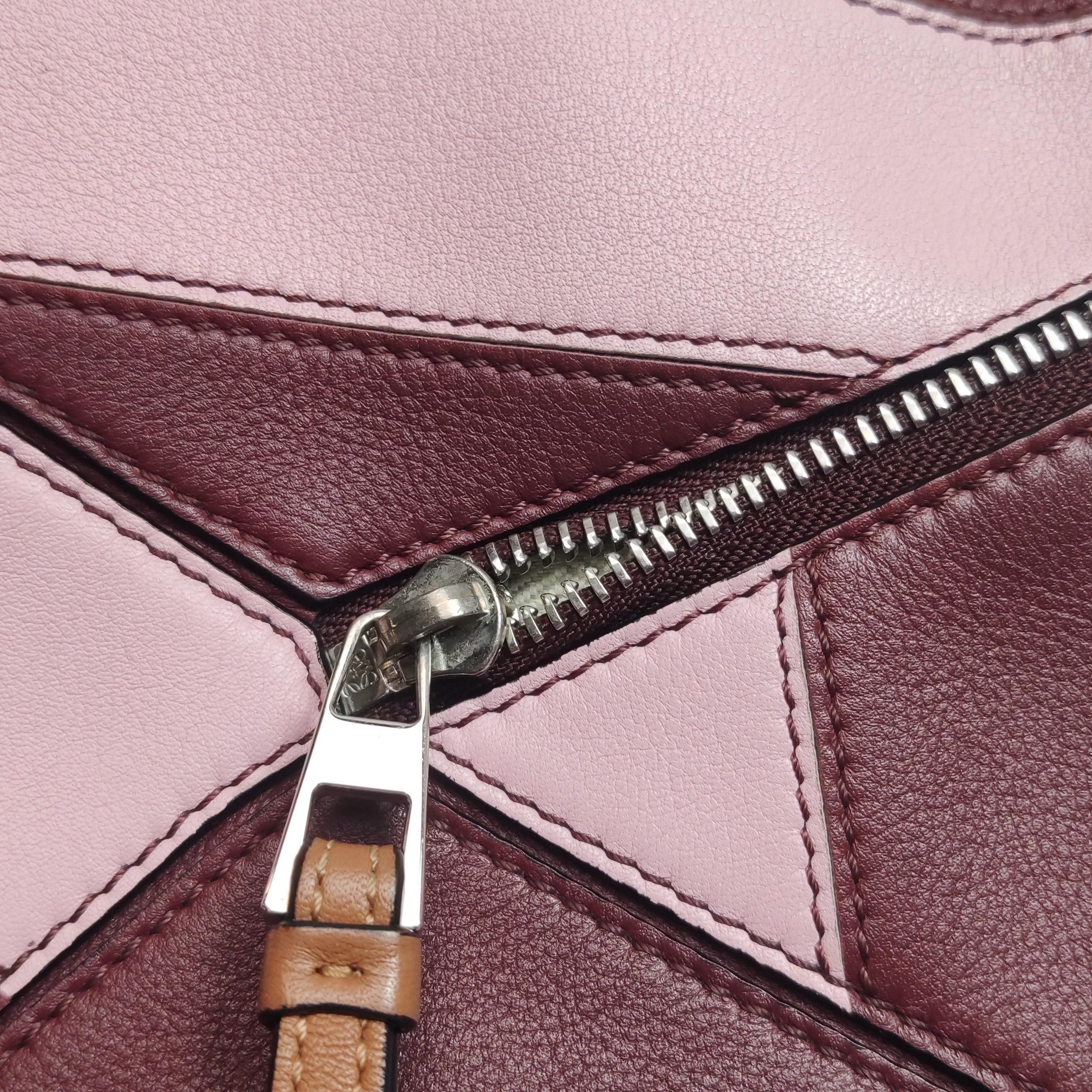 Loewe Puzzle Piccola Borsa a tracolla a strisce rosa e borgogna in vendita 4