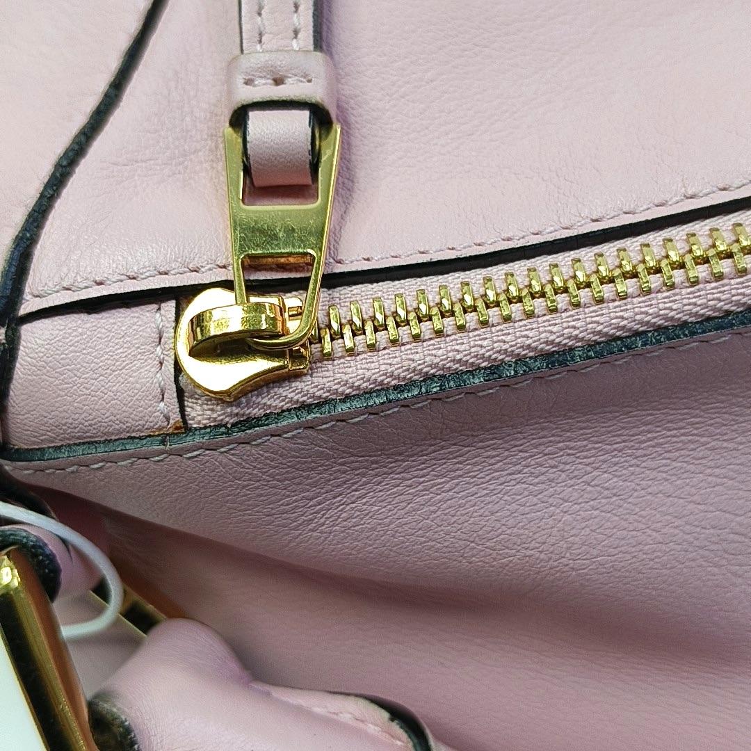 Loewe Puzzle Kleine rosa Umhängetasche im Angebot 4