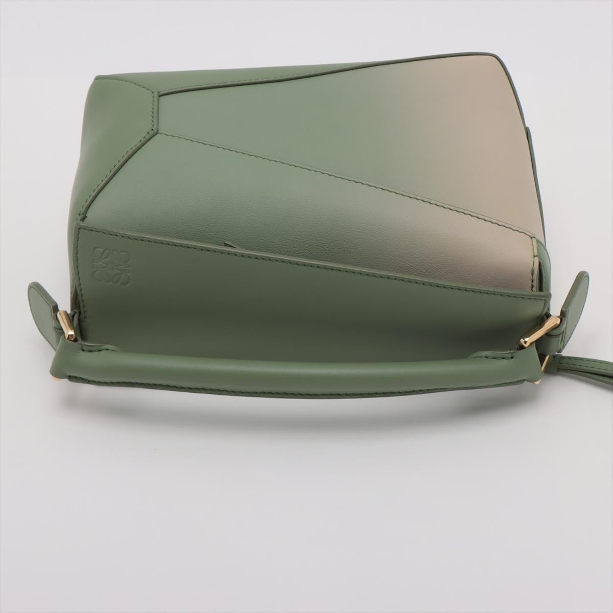 Loewe Puzzle Kleine 3-Ways-Tasche aus Satin- Kalbsleder in Grün Damen im Angebot