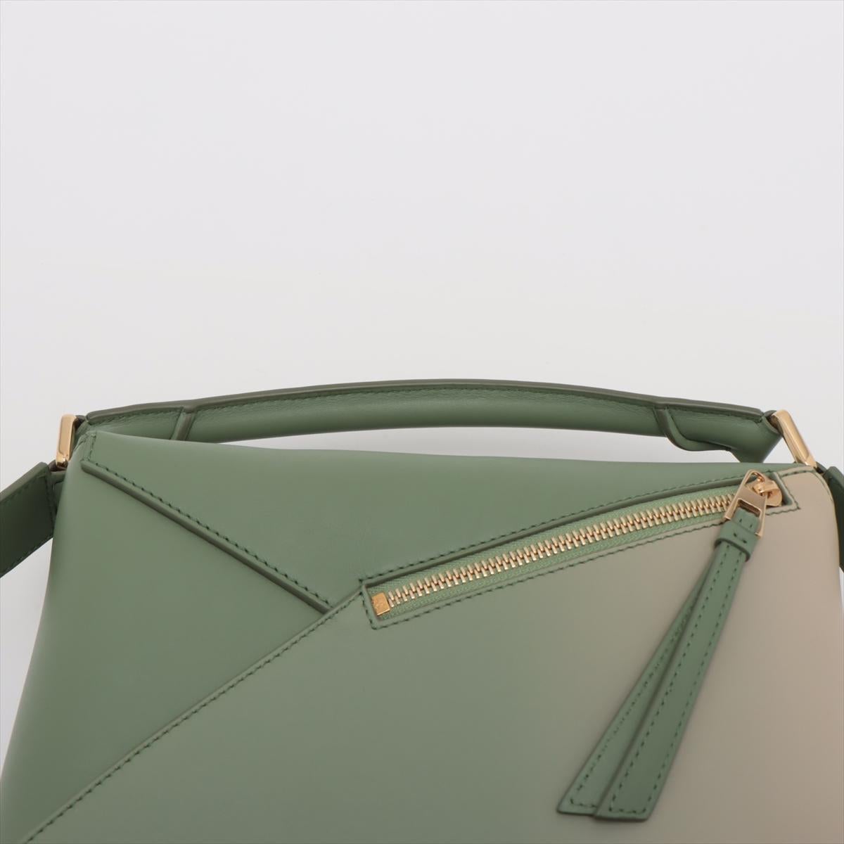Loewe Puzzle Kleine 3-Ways-Tasche aus Satin- Kalbsleder in Grün im Angebot 1