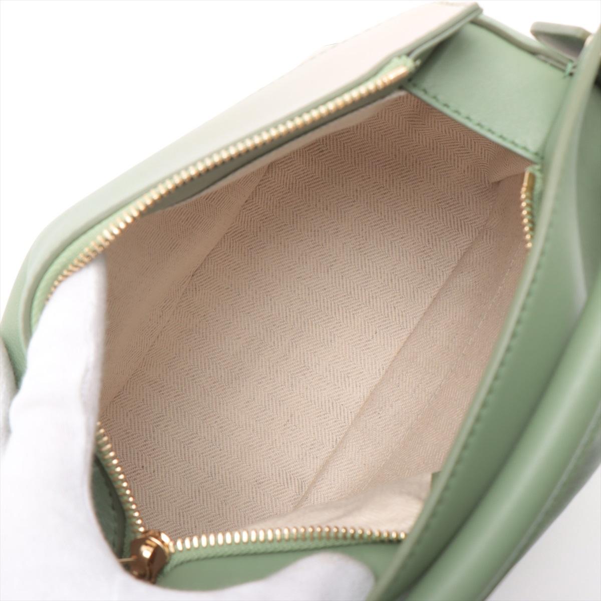 Loewe Puzzle Kleine 3-Ways-Tasche aus Satin- Kalbsleder in Grün im Angebot 3