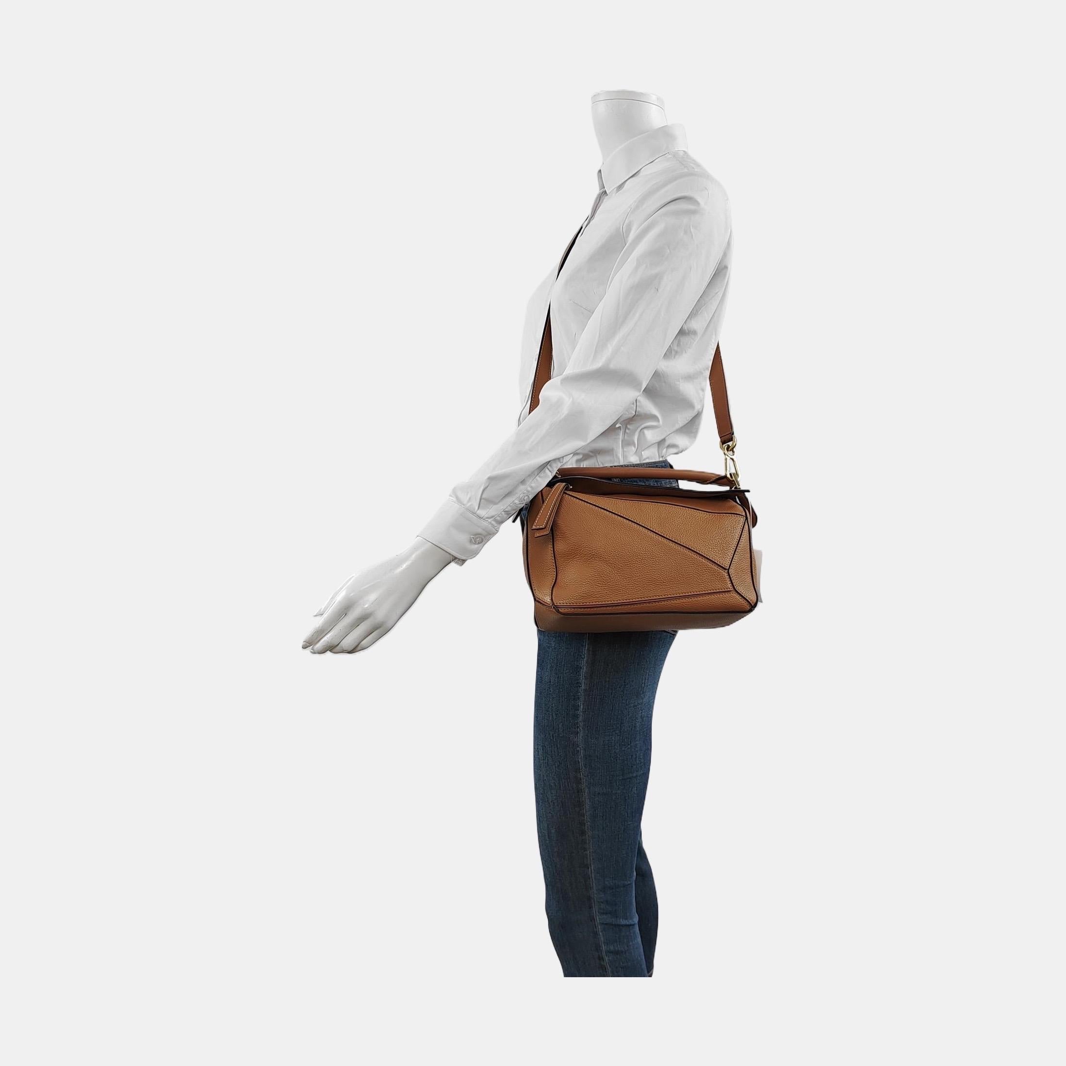 Loewe's Puzzle bag is a timeless classic cult piece. Crafted from supple calfskin leather and finished with silver hardware and signature origami-inspired panels, this bag is versatile and stylish.

CONDITION: VERY GOOD

This preloved item is in