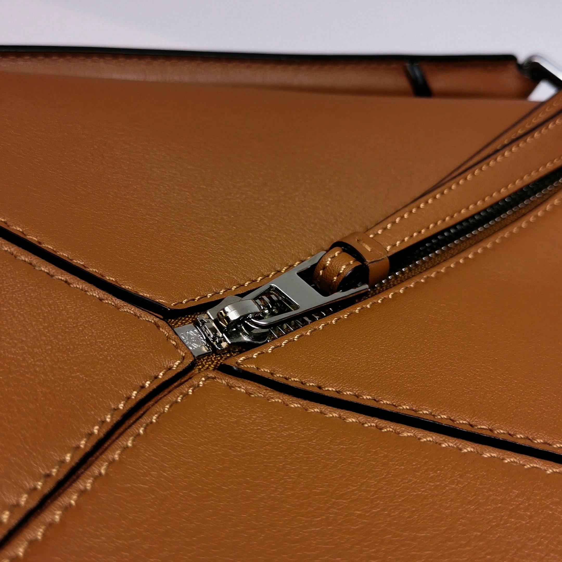 Loewe Puzzle Kleine Tasche aus braunem Kalbsleder Weißes Logo im Angebot 7