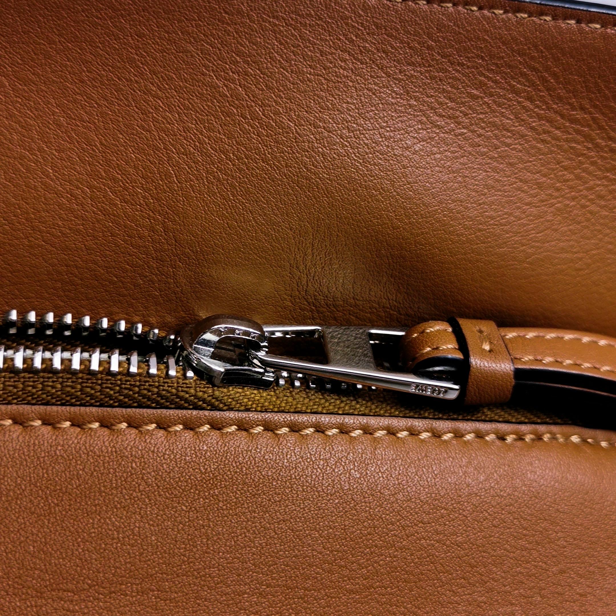 Loewe Puzzle Kleine Tasche aus braunem Kalbsleder Weißes Logo im Angebot 8