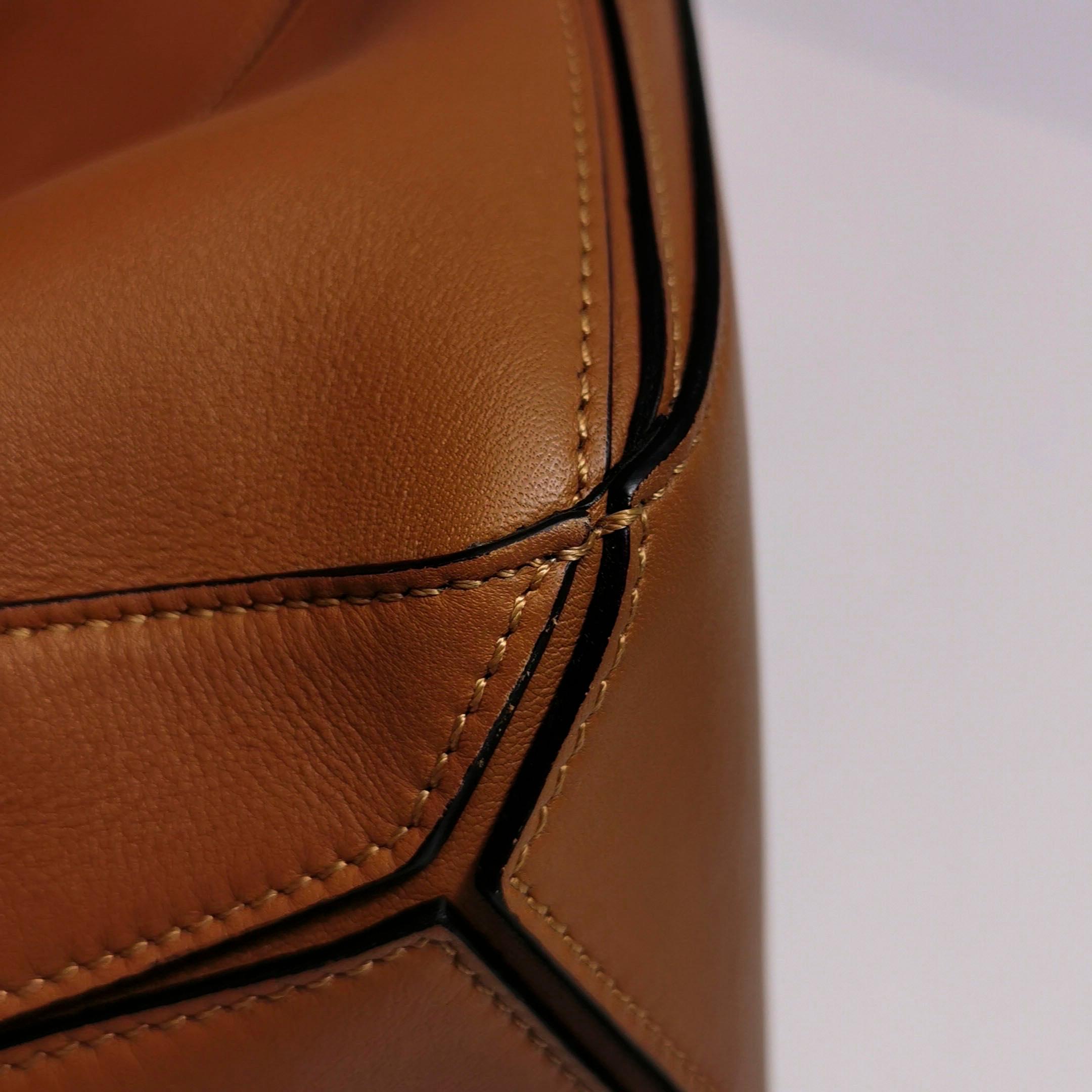 Loewe Puzzle Kleine Tasche aus braunem Kalbsleder Weißes Logo im Angebot 9