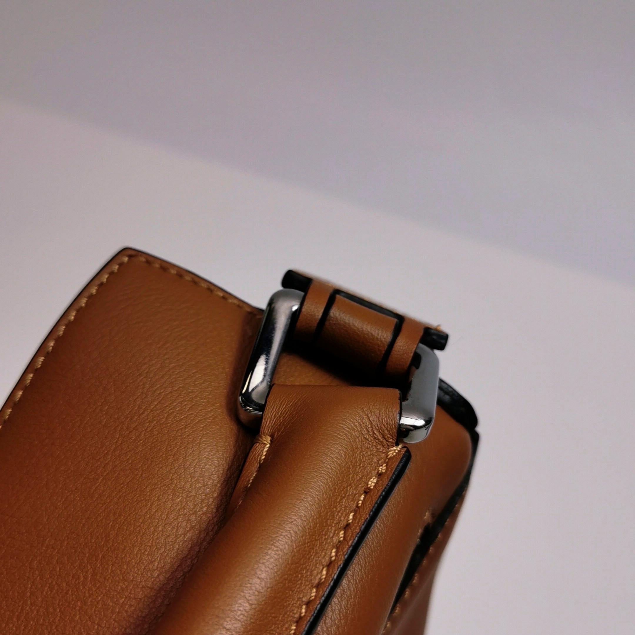 Loewe Puzzle Kleine Tasche aus braunem Kalbsleder Weißes Logo im Angebot 10