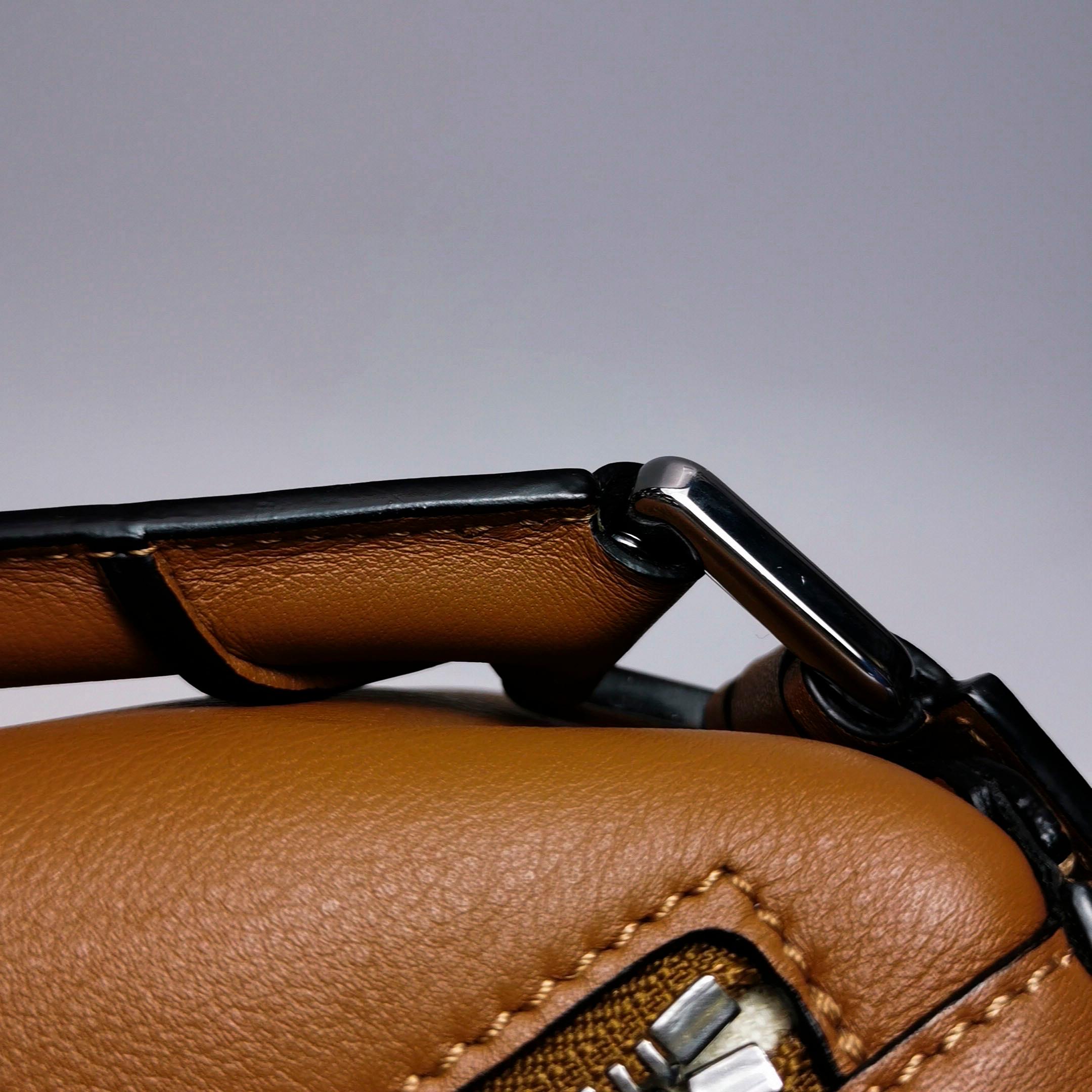 Loewe Puzzle Kleine Tasche aus braunem Kalbsleder Weißes Logo im Angebot 12