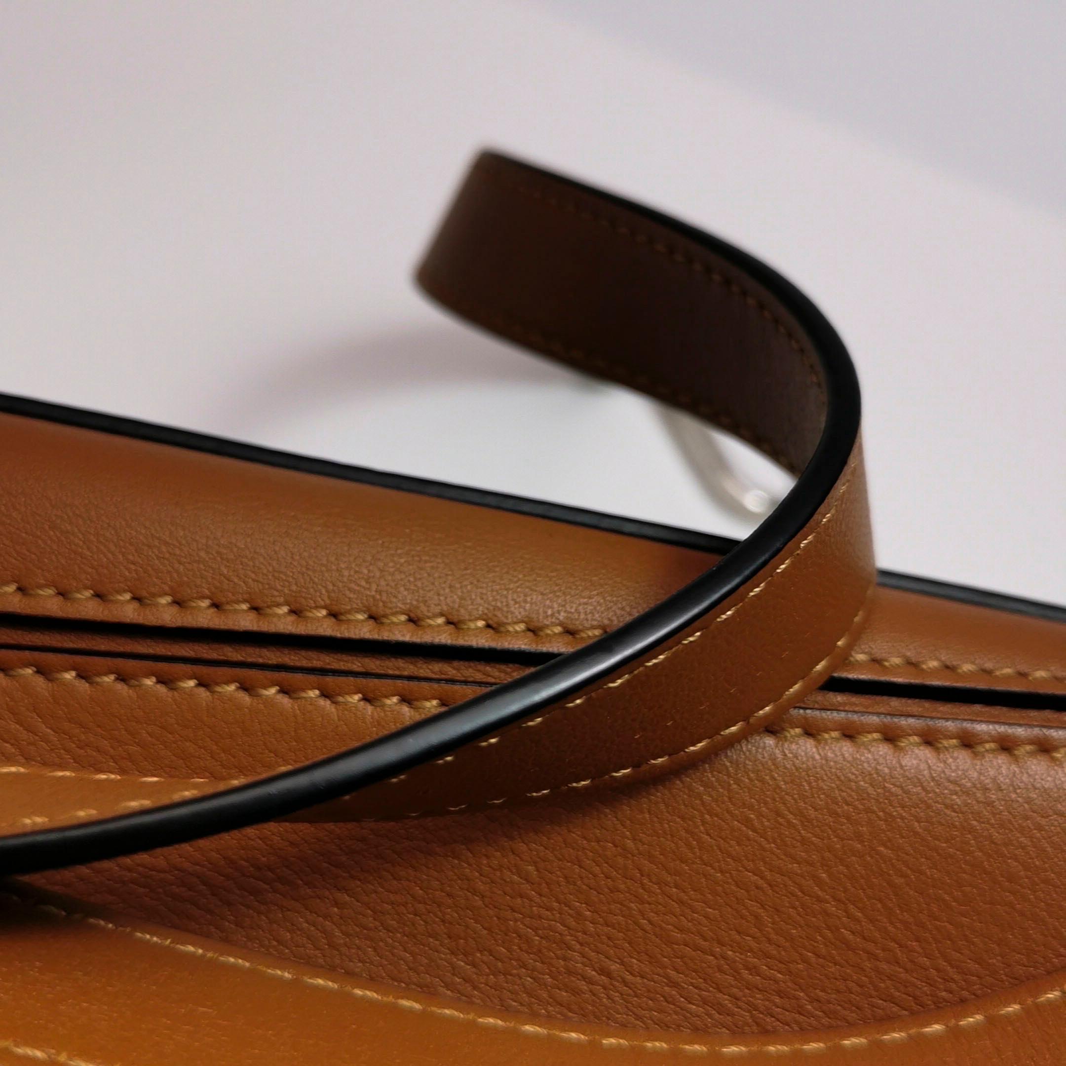 Loewe Puzzle Kleine Tasche aus braunem Kalbsleder Weißes Logo im Angebot 13