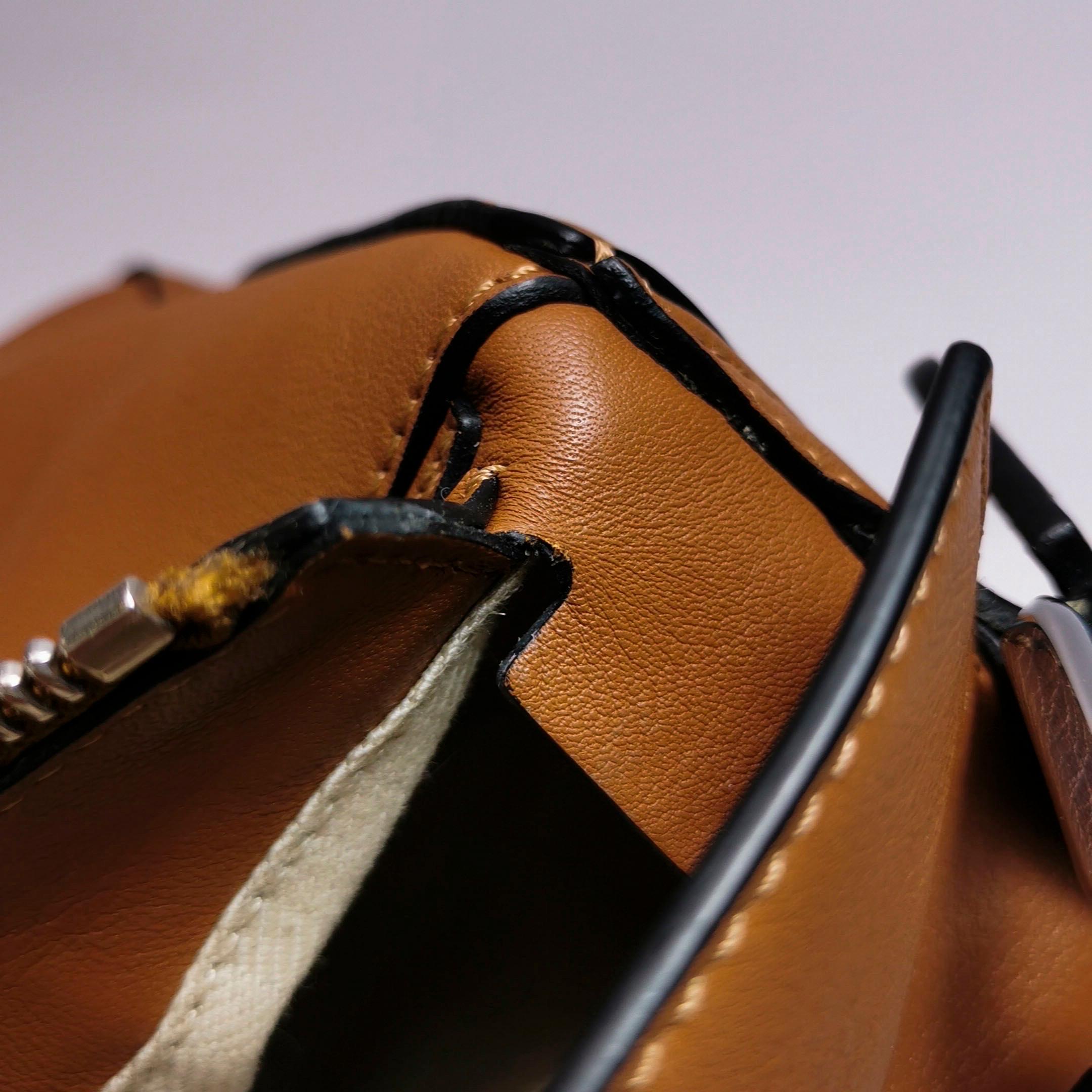 Loewe Puzzle Kleine Tasche aus braunem Kalbsleder Weißes Logo im Angebot 15