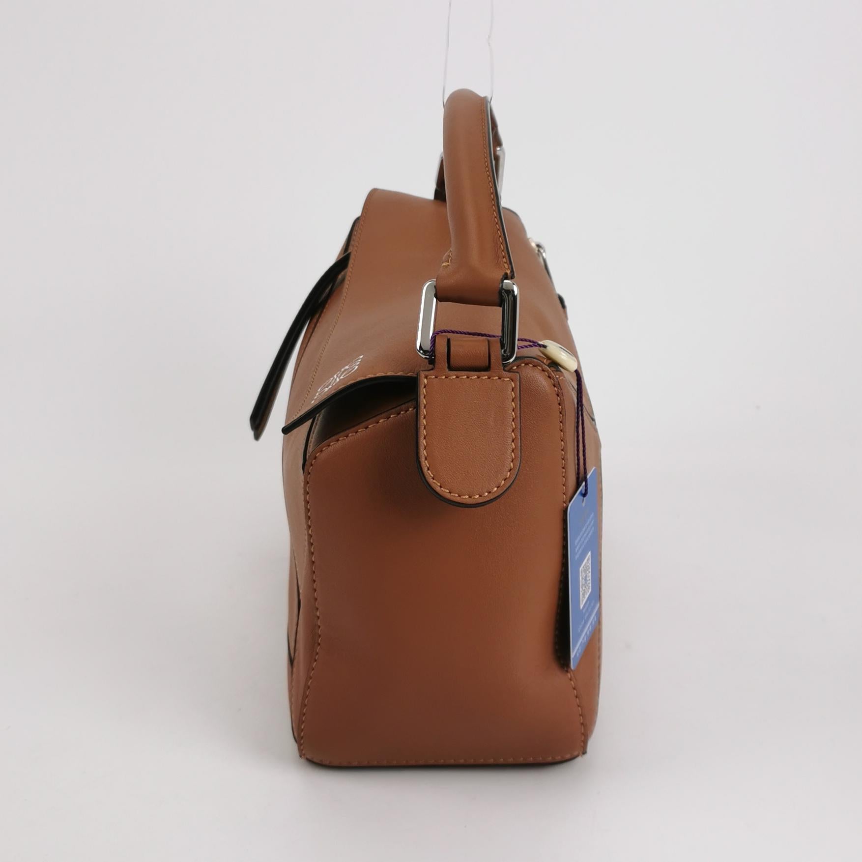 Loewe Puzzle Kleine Tasche aus braunem Kalbsleder Weißes Logo (Braun) im Angebot