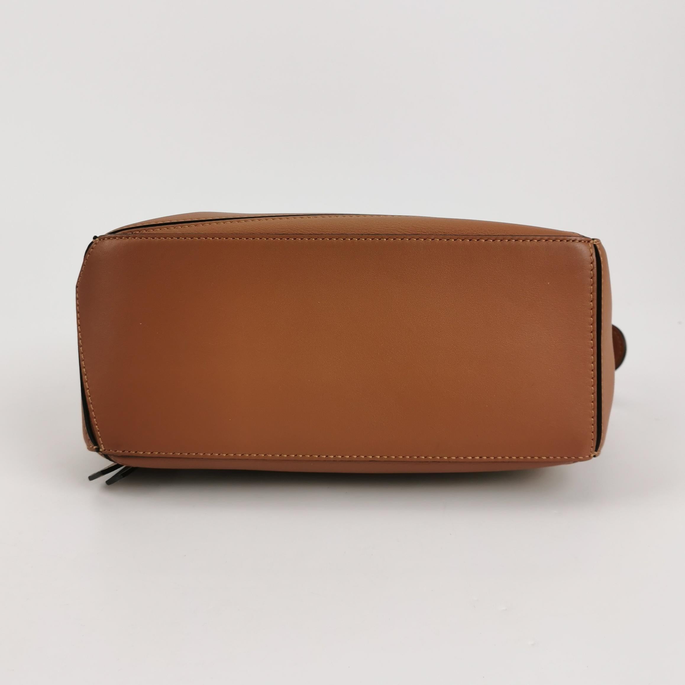 Loewe Puzzle Kleine Tasche aus braunem Kalbsleder Weißes Logo im Zustand „Hervorragend“ im Angebot in AUBERVILLIERS, FR