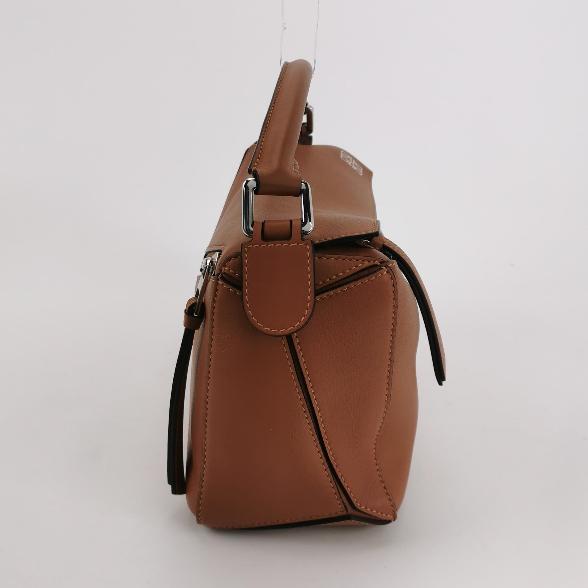 Loewe Puzzle Kleine Tasche aus braunem Kalbsleder Weißes Logo im Angebot 1