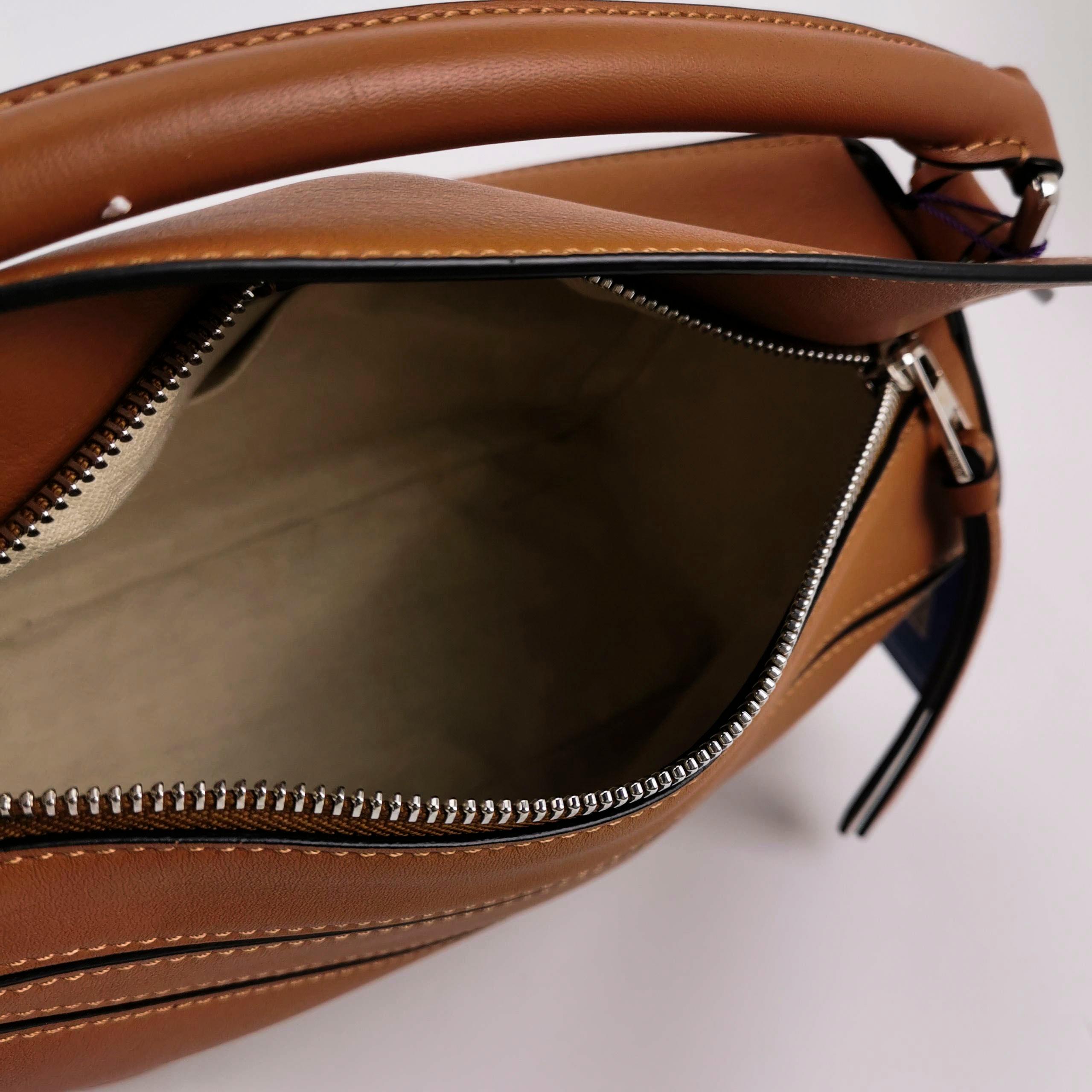 Loewe Puzzle Kleine Tasche aus braunem Kalbsleder Weißes Logo im Angebot 2