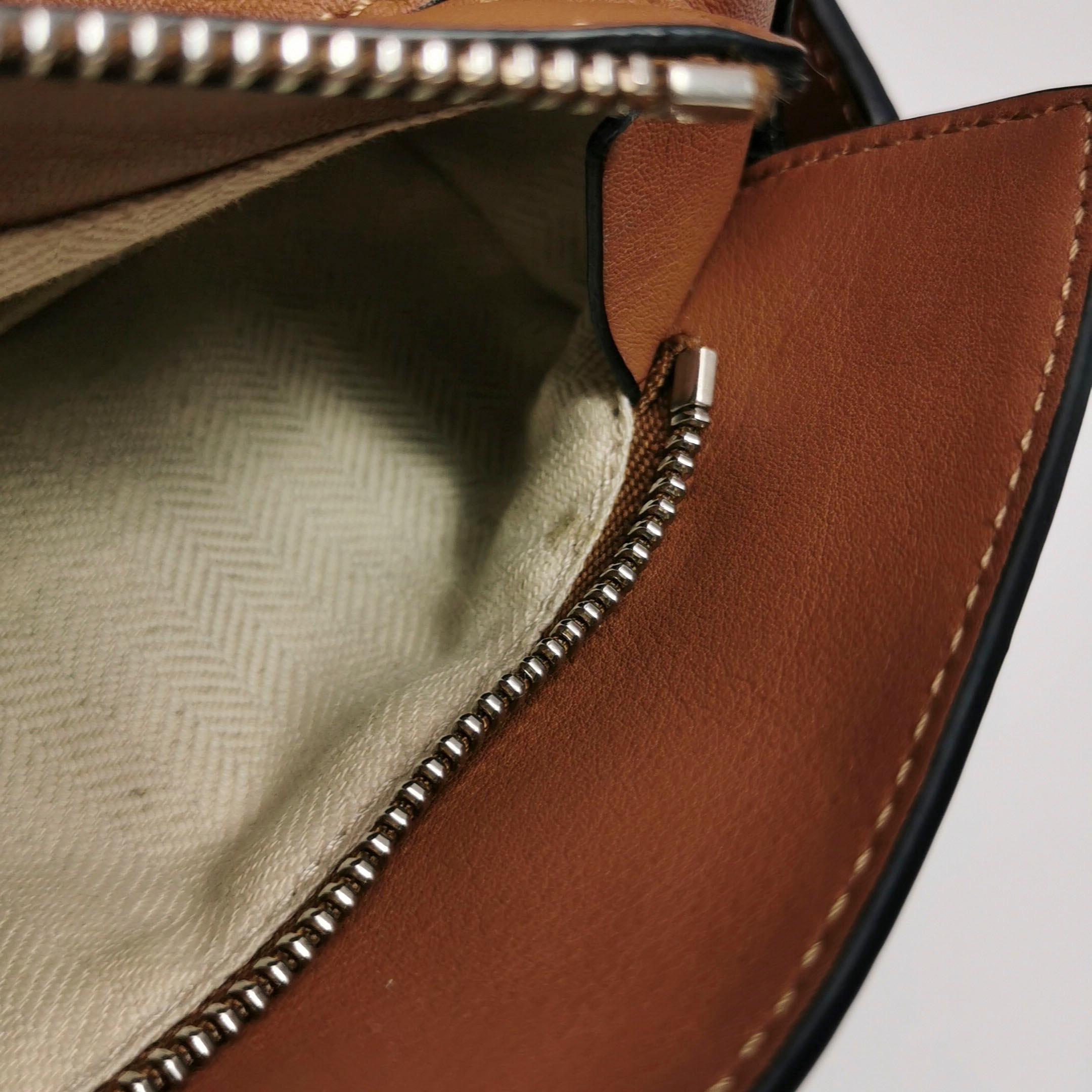 Loewe Puzzle Kleine Tasche aus braunem Kalbsleder Weißes Logo im Angebot 3