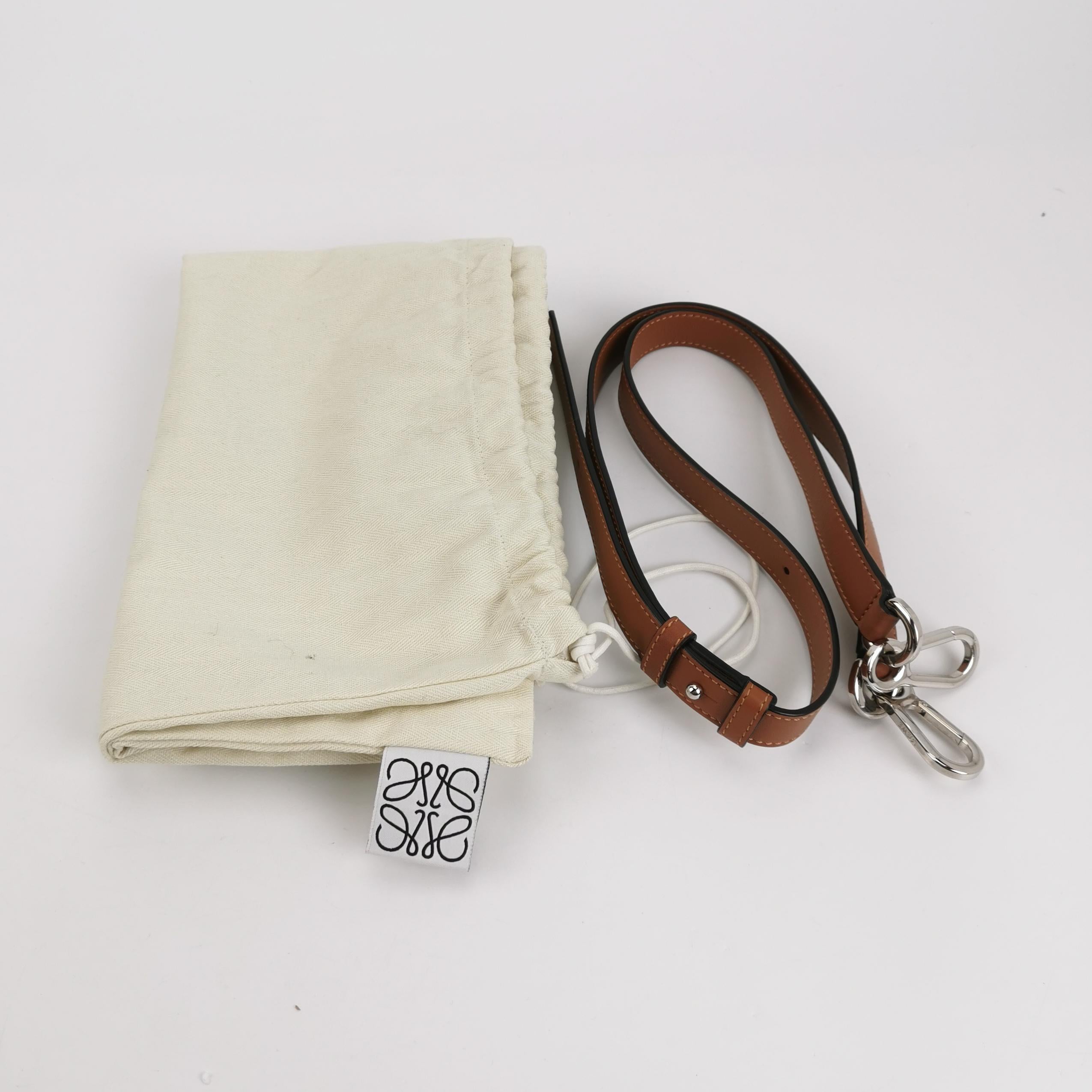 Loewe Puzzle Kleine Tasche aus braunem Kalbsleder Weißes Logo im Angebot 4