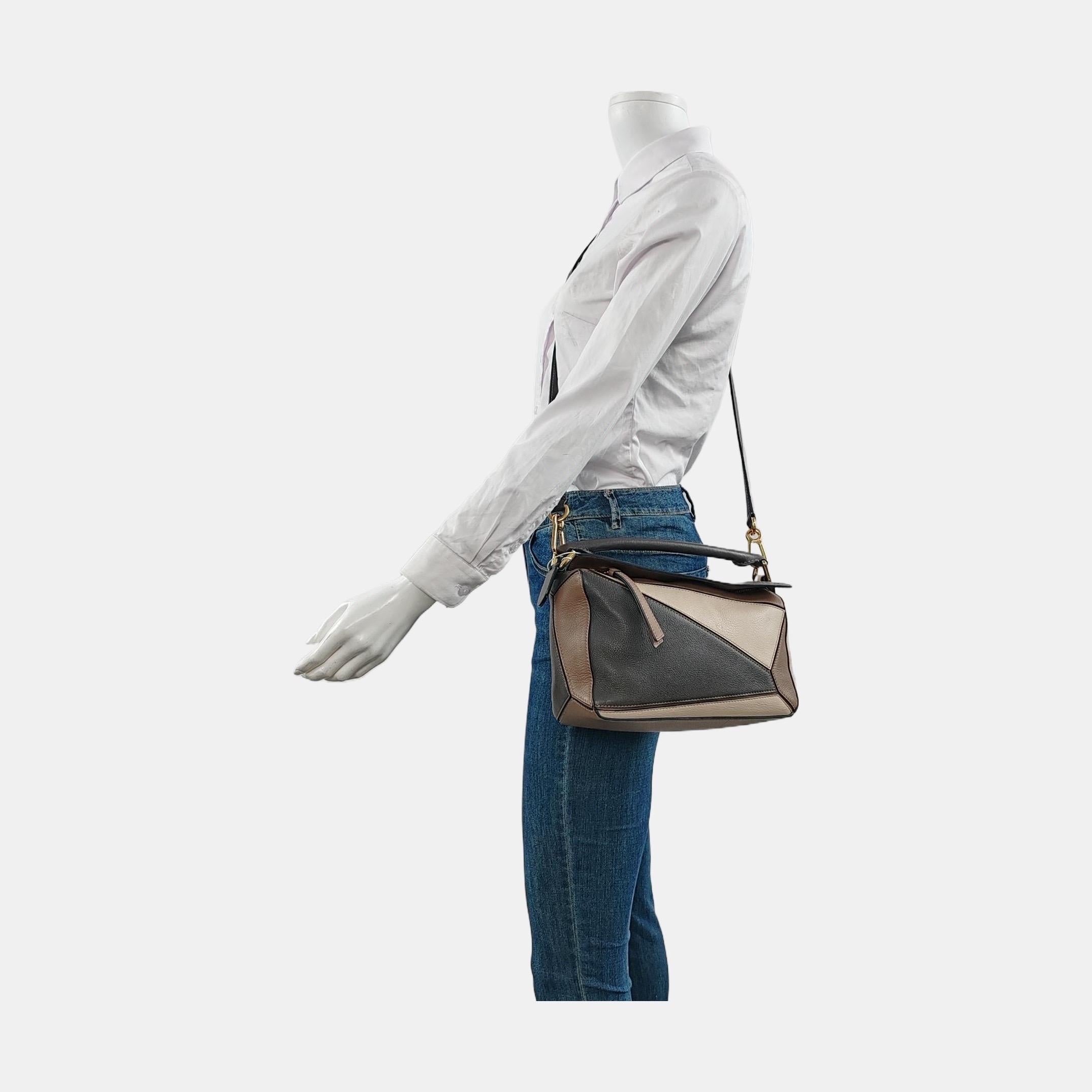 Loewe's Puzzle bag is a timeless classic cult piece. Crafted from supple calfskin leather and finished with silver hardware and signature origami-inspired panels, this bag is versatile and stylish. 

CONDITION: VERY GOOD 

This preloved item is in